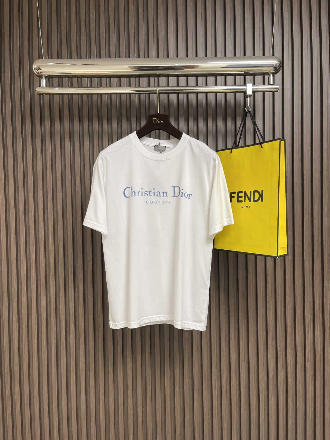 NO:504479,Dior  2025Ss new mottled letter printing ripped short-sleeved T-shirt on the chest, imported pure cotton fabric, with a crisp appearance, with the softness of cotton fabric, breathable and dry, can quickly drain moisture, sweat and not sticky, high-density dot printing process, there is a subtle blurred design effect in the printing effect, and the film is made of extremely fine yarn material, and the film is adjusted and portrayed according to the actual point number. The production difficulty of restoration is relatively high, and the slurry is delicate and the net is passed.  Good performance, the full-piece positioning and washing water wear design is combined with 'wearing' and 'knitting' elements, and the irregular whole-body wear design makes simple garments have a rebellious destructive design sense. The stone grinding and washing water process positioning and drilling. The garment products are laser positioned by stone grinder and hand-destructive and damaged wear effect. Each wear area is purely hand-made, so that the natural wear of the fabric reaches the most harmonious visual effect. After washing water through stone grinding, it can present a rich retro atmosphere.  Size S-M-L,dior,T-shirt,tees,t-shirt,alexander wang19860909Dior 2025Ss新款胸前斑驳字母印花破洞短袖T恤,进口纯棉面料,外观挺括,具有棉织物柔软的特性,透气干爽可以快速排出水分,出汗不粘身,高密度网点印花工艺,印花效果中有细微的虚化设计效果,采用极细的纱网材质制作菲林网板,根据实物对点数在菲林上做出调整刻画,还原的制作难度偏高,浆体细腻过网性好,全件定位洗水磨破设计,以'磨破'和'针织'元素结合,不规则的全身磨破设计,让简单成衣带有叛逆的破坏设计感,石磨洗水工艺定位破洞处理,成衣制品采用石磨机激光定位手工破坏磨损效果,每一处磨损处纯手工打造,使面料的自然磨损达到最和谐的视觉效果,通过石磨洗水后能够呈现出浓郁的复古气息. 尺码S-M-L,,dior,T-shirt,tees，t-shirt,alexander wang,Men's clothing