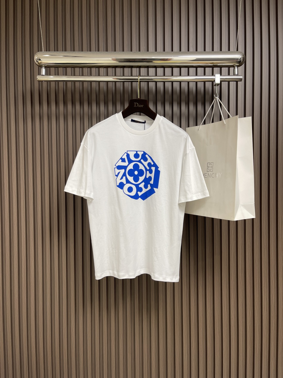 NO:504475,The new Nigo autumn Autumn style of LV 2025SS Nigo co-branded letter printed short-sleeved T-shirt, with pure cotton texture, soft and glutinous, and skin-friendly. It won’t feel that itchy when worn on the body, and it is especially suitable for close-fitting!  The printed pattern on the chest, the blue print color is rich and pure, and it is accurately leaked onto the T-shirt along the screen, and the full color is printed over and over again. The high-temperature fixing color makes the ink and pure cotton fabric firmly lock. This not only has a slightly raised three-dimensional feeling to the touch, but the overall line is straight and delicate, the fabric is comfortable and soft, and the color is consistent and has no color difference. It can be matched with the same style to create a fashionable look, and it can be customized for various occasions, customize auxiliary materials, complete three standards, and the same style for men and women!  Size S-XL, louis vuitton, T-shirt,tees, t-shirt,alexander wang19860909LV 2025SS秋季新款Nigo 联名款字母印花短袖T恤,的纯棉质感,软软糯糯的,亲肤性简直一流,穿在身上完全不会有那种刺痒感,特别适合贴身穿！胸前的印花图案,蓝色的印花颜色浓郁又纯正,顺着网版精准漏到T恤上,一遍一遍印出饱满颜色,高温固色让油墨和纯棉面料牢牢锁死,这样印花不仅摸起来有微微凸起的立体感,整体走线平直细腻,面料舒适柔软,颜色一致无色差,能与同款搭配营造时尚造型,驾驭各种场合,定制辅料,三标齐全,男女同款！尺码S-XL,,louis vuitton,T-shirt,tees，t-shirt,alexander wang,Men's clothing