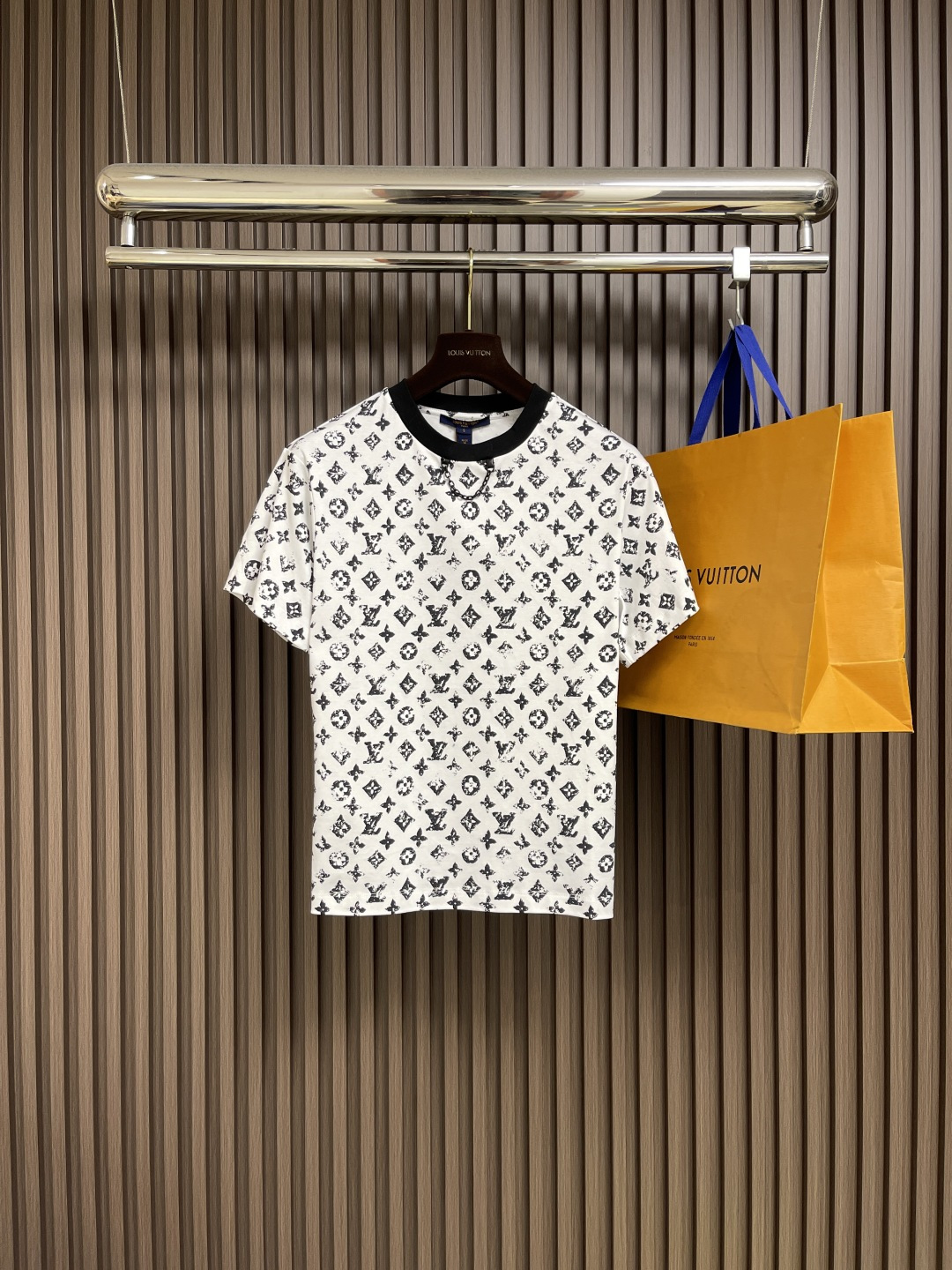 NO:502656,LV 2025SS spring and summer new style, old-fashioned printed chain round neck short-sleeved T-shirt, regular short-sleeved T-shirt cut, highlighting the brand style, made of gram-weight pure cotton, slightly elastic, giving a slim visual effect, plain collar, full of element letter logo, old-fashioned flower-breaking effect adds a retro feel, letter chain, highlights highlights, high-end style, single-wear inner wear is brilliant and fashionable, sizes S-M-L,,louis vuitton, T-shirt,tees, t-shirt,alexander wang19860909LV 2025SS春夏新款 老花印花链条圆领短袖T恤,常规短袖T恤裁剪 凸显品牌格调 采用克重纯棉制成 略带有弹力 呈现显瘦视觉效果 领口素色包边 满铺元素字母徽标 做旧磨花效果增加复古感 字母链条 亮点突出 彰显高级格调 单穿内搭都出彩时髦,尺码S-M-L,,louis vuitton,T-shirt,tees，t-shirt,alexander wang,Men's clothing