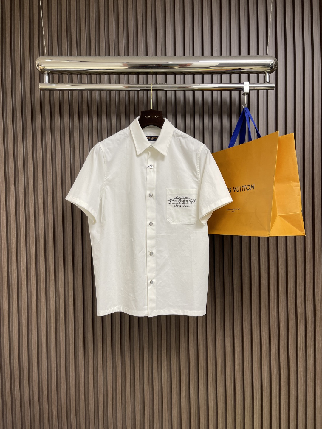 NO:473248,LV X Nigo co-branded embroidered Mount Fuji short-sleeved shirt. This cotton short-sleeved shirt has eye-catching contrasting embroidery to greet Pharrell Williams and Nig.’s creative collaboration at the 2025 autumn and winter show. Retro handwritten logos of breast pockets, and the back expresses the iconic elements of Nigo’s hometown in Mount Fuji and cherry blossom patterns. Size S-XL, louis vuitton,shirts,T-shirt,alexander wang19860909LV X Nigo联名刺绣富士山短袖衬衫,本款棉质短袖衬衫拥有醒目撞色刺绣,致意 Pharrell Williams和Nig.于2025秋冬秀场的创意联袂.复古手写体标识栖身胸袋,背部以富士山和樱花图案道出 Nigo 故乡的标志性元素.尺码S-XL,,louis vuitton,shirts,T-shirt,alexander wang,Men's clothing