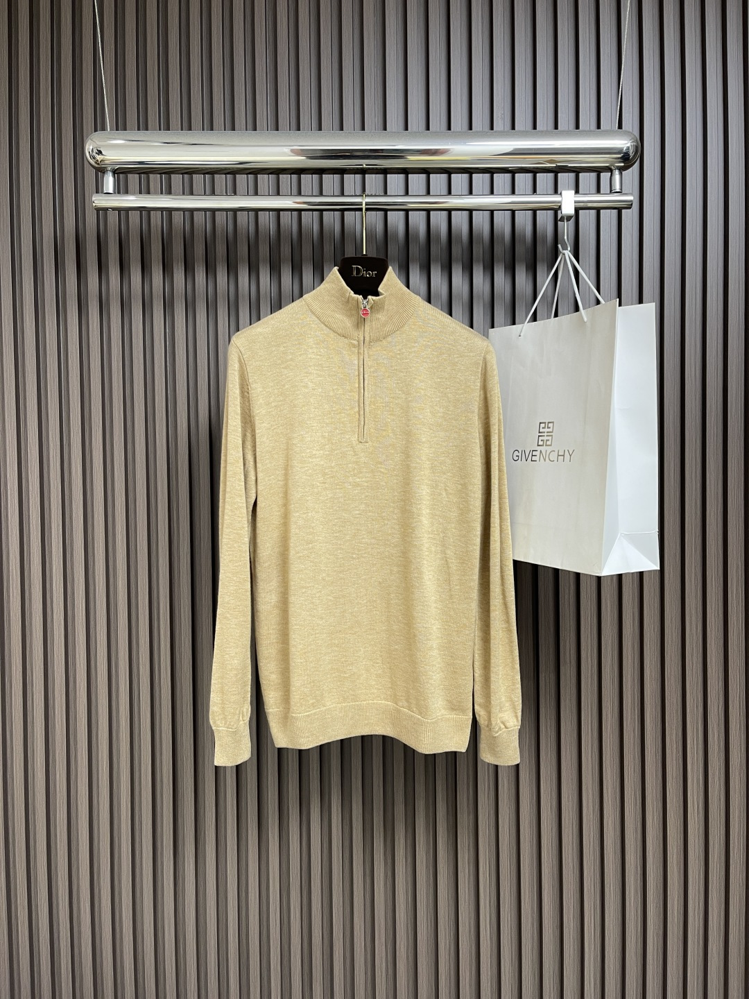 NO:478829,Kiton cashmere half-zipper small turtleneck knitted sweater, selected high-quality merino cashmere, light and fluffy, but warmer than ordinary wool, freely switch indoors and outdoors, saying goodbye to bloat!  Delicate cashmere fiber comes with natural elasticity, close to the body and does not tying the skin, like being gently wrapped in clouds, and sensitive skin can be worn with confidence. 'Classic and timeless' minimalist design, high-end neutral color, single wear shows temperament, layered layered, size 48-54,,sweaters,alexander wang19860909kiton 羊绒半拉链小高领针织毛衣,精选优质美利奴羊绒,轻盈蓬松却比普通羊毛更保暖,室内外自由切换,告别臃肿！细腻羊绒纤维自带天然弹性,贴身不扎肤,像被云朵轻轻包裹,敏感肌也能放心贴身穿.「经典不过时」极简设计,高级中性色,单穿显气质,叠穿有层次,尺码48-54,,sweaters,alexander wang,Men's clothing