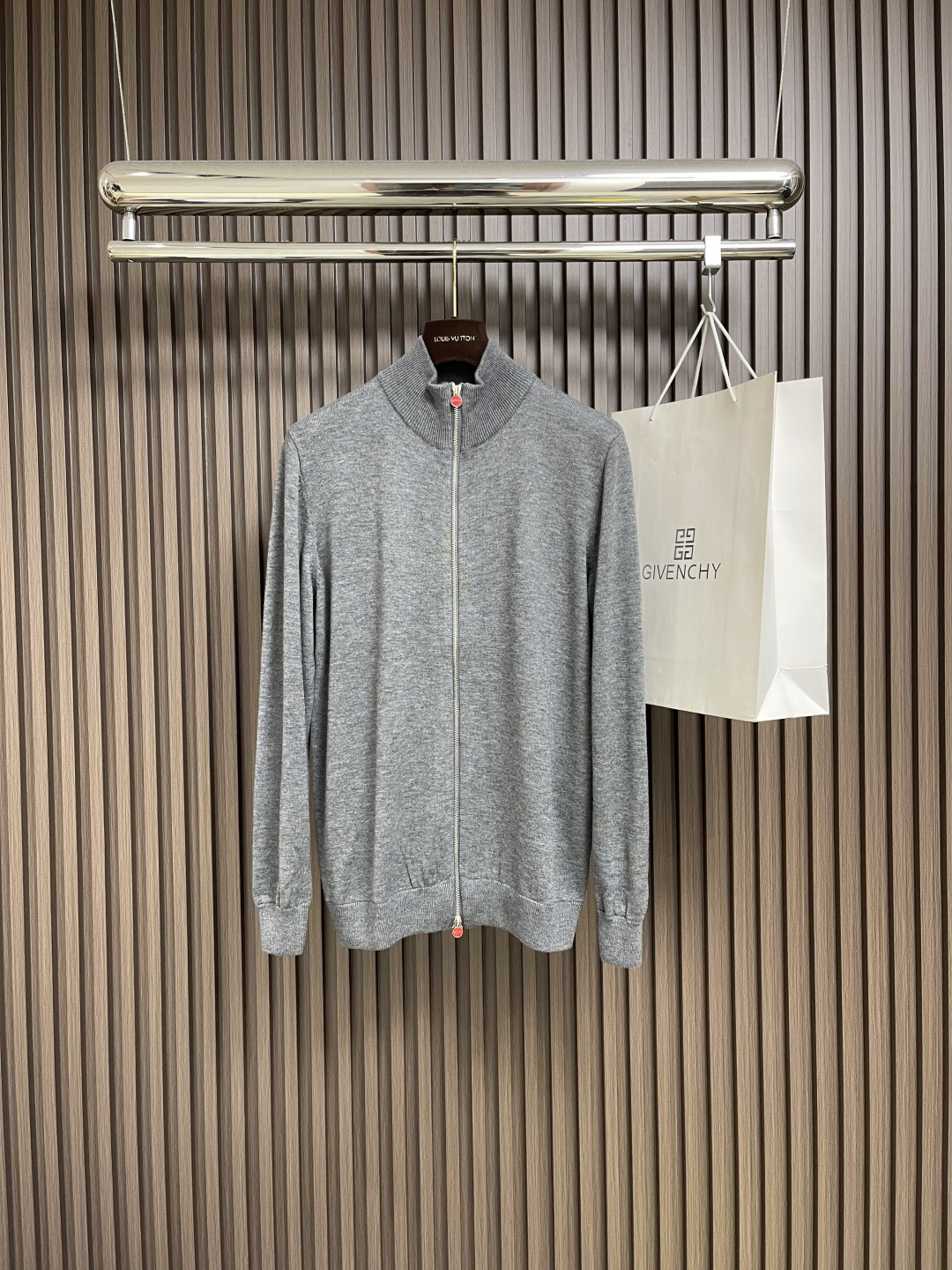 NO:478837,Kiton cashmere zippered small turtleneck knit sweater, selected high-quality merino cashmere, light and fluffy, but warmer than ordinary wool, freely switch indoors and outdoors, saying goodbye to bloat!  Delicate cashmere fiber comes with natural elasticity, close to the body and does not tying the skin, like being gently wrapped in clouds, and sensitive skin can be worn with confidence. 'Classic and timeless' minimalist design, high-end neutral color, single wear shows temperament, layered layered, size 48-54,,sweaters,alexander wang19860909kiton 羊绒拉链小高领针织毛衣,精选优质美利奴羊绒,轻盈蓬松却比普通羊毛更保暖,室内外自由切换,告别臃肿！细腻羊绒纤维自带天然弹性,贴身不扎肤,像被云朵轻轻包裹,敏感肌也能放心贴身穿.「经典不过时」极简设计,高级中性色,单穿显气质,叠穿有层次,尺码48-54,,sweaters,alexander wang,Men's clothing