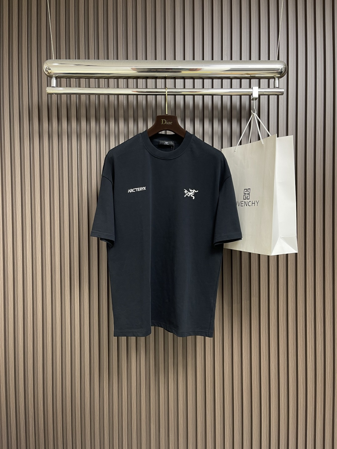 NO:504465,Arcteryx 2025SS chest offset printing small logo short-sleeved T-shirt is made of 60 double strands, 270g cotton fabric. The upper body is breathable, never pilled, soft and comfortable, and the full-cloth flat car is lined and three-dimensional tailored. The chest logo is engraved offset printing, non-printing technology. The neckline and hem are double narrow needle flat car. Customized side marks, complete auxiliary materials, full texture, sizes M-XXL, arc'teryx, T-shirt,tees, t-shirt, alexander wang19860909Arcteryx 始祖鸟 2025SS 胸前胶印小logo短袖T恤 采用60支双股,270g全棉面料.上身透气,绝不起球,手感柔软舒适,全衣平车走线立体剪裁.胸前logo为刻字胶印,非印花工艺.领口,下摆双窄针平车.定制侧标,辅料齐全,质感十足,尺码M-XXL,arc'teryx,T-shirt,tees，t-shirt,alexander wang,Men's clothing