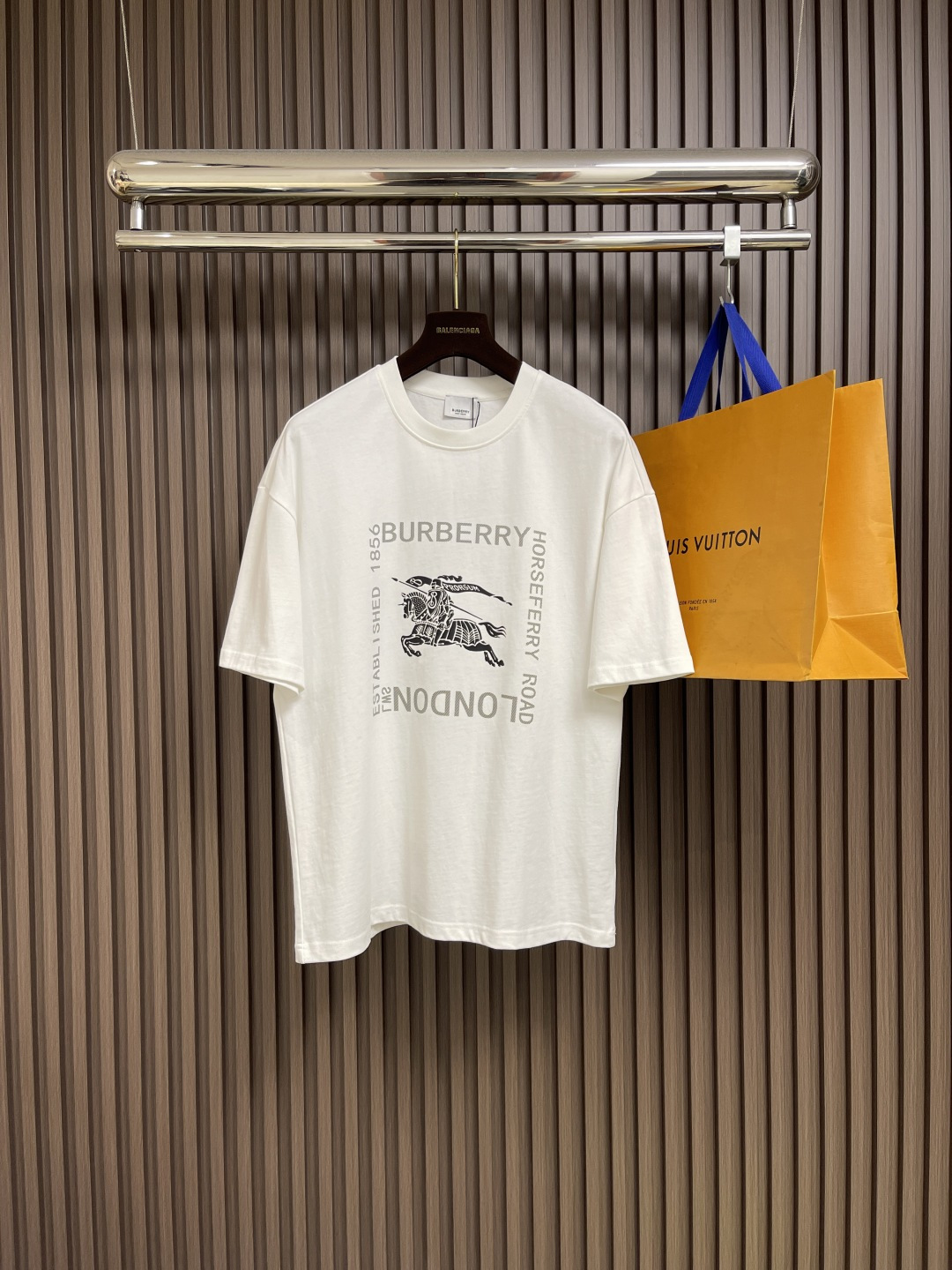 NO:504448,Burberry 2025ss square letter knight war horse printed short-sleeved T-shirt, inspired by the retro 1980s, is made of customized fabrics. The fabric has been dyed in the same tank, and it feels comfortable and soft, both fashionable and personalized. It is very suitable for both men and women. Whether it is matched with casual wear or formal occasions, it is a super versatile and beautiful style. It is a must-have for everyone, tags, collar tags, washing wheat, and three-marks. Sizes M-XXL, burberry, T-shirt, tees, t-shirt, alexander wang19860909Burberry 2025ss 方框字母骑士战马印花短袖T恤,灵感源自八十年代复古,采用定制面料制作而成,面料经过同缸染色工艺处理,手感舒适柔软,既时尚又具有个性,无论男女都非常合适,无论是搭配休闲装还是正式场合,都超级百搭好看的一款,人手必备款,吊牌,领标,水洗麦,三标齐全.尺码M-XXL,,burberry,T-shirt,tees，t-shirt,alexander wang,Men's clothing