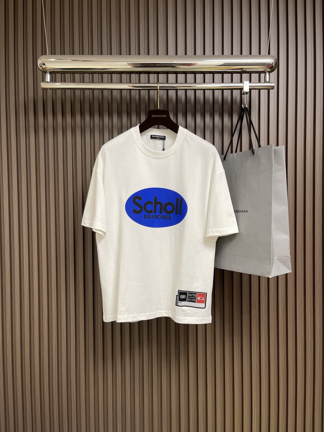 NO:504455,Balenciaga 2025SS Scholl co-branded short-sleeved T-shirt, retro jersey fabric, 24S double yarn retro jersey fabric, 185g; matched with 32S double yarn 1*1 thread, 270g.24S fabric is a medium-sized yarn, suitable for creating thick and crisp fabrics, with a slightly rough texture, which conforms to the 'natural original' effect pursued by retro style. The texture is soft, breathable and elastic, suitable for close-fitting and can create a simple and smooth outline. Through old texture and fading treatment, combined with classic tailoring, the retro feel is reflected in the details of loose silhouette design. Size M-XXL,,balenciaga, T-shirt,tees, t-shirt,alexander wang19860909Balenciaga 2025SS Scholl联名短袖T恤,复古平纹针织面料,采用24S双纱复古平纹针织面料,185g；搭配32S双纱1*1螺纹,270g.24S面料属于中等偏粗的纱线,适合打造厚实、挺括的面料,质感略带粗糙感,符合复古风格追求的'自然原始'效果.质地柔软、透气且有一定弹性,适合贴身穿着,能塑造简约流畅的轮廓.通过做旧纹理、褪色处理,结合经典剪裁体现复古感宽松廓形设计细节.尺码M-XXL,,balenciaga,T-shirt,tees，t-shirt,alexander wang,Men's clothing