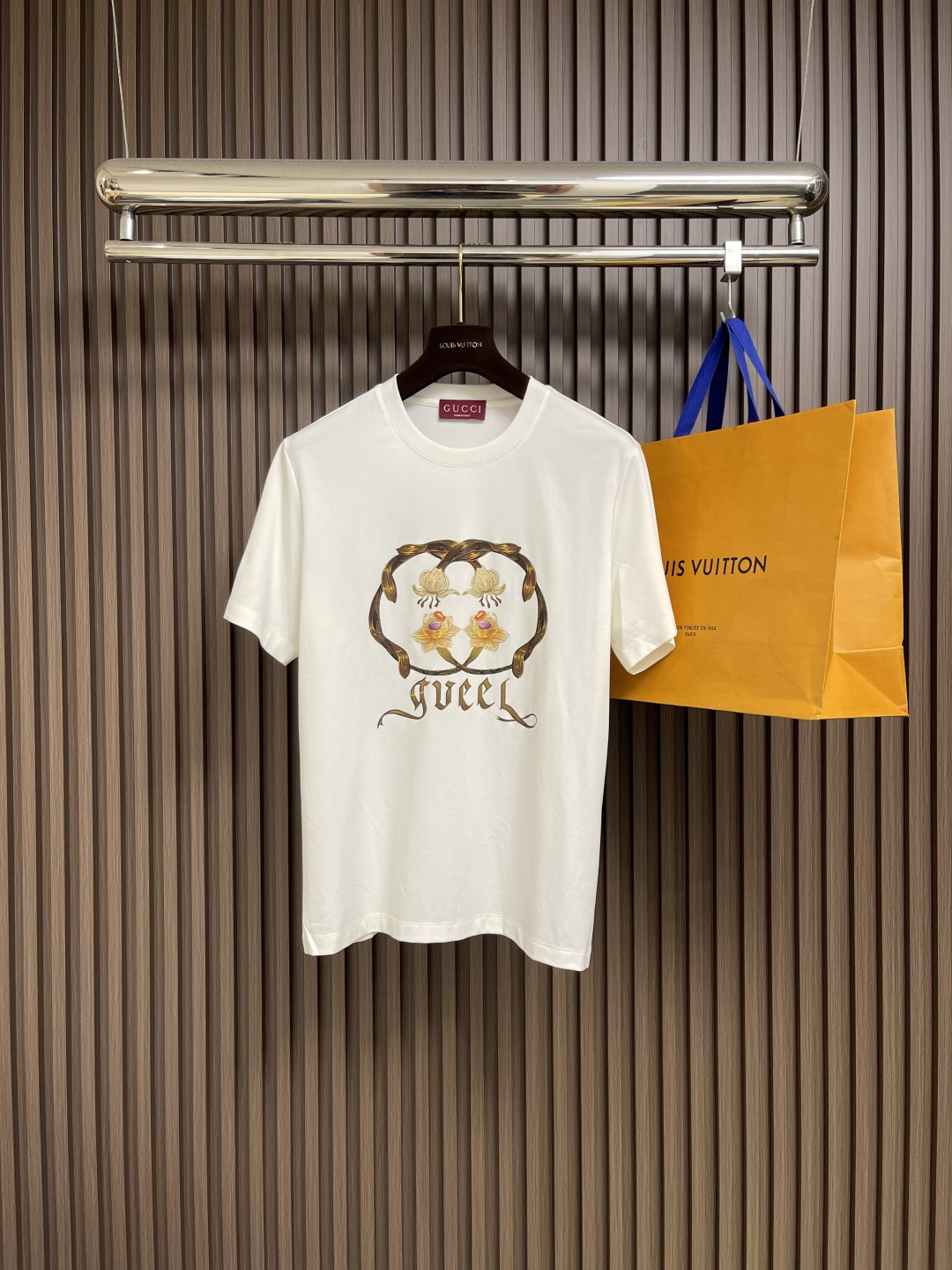 NO:571276,GUCCI  2025ss short-sleeved T-shirt with logo letter print on the chest. The fabric is made of 230g heavy combed cotton. Customized 32-count 1*1 thread. The ready-made garments are washed twice. The fabric is comfortable and skin-friendly without any strange feeling. Customized dyed fabrics with high textile density, good drape, not easy to deform, thick texture and compact spinning process.  It will not affect the breathability of the fabric, and the color saturation is very high. It has imported digital direct-injection printing technology. It is a versatile and good-looking short sleeve. The loose version covers the flesh and makes you look slimmer. Sizes M-XXL, gucci, T-shirt, tees, t-shirt, alexander  wang19860909GUCCI 2025ss胸前logo字母印花短袖T恤,面料采用230克重精梳棉,定制32支1*1螺纹,成衣两遍水洗处理,面料舒适亲肤无异感,定制定染面料,纺织密度高,垂感佳,不易变形,厚织感加上紧密纺纱工艺,不会影响面料的透气性,成色的饱和度很高,进口数码直喷印花工艺,百搭好看的一款短袖,宽松版型遮肉显瘦不挑人.尺码M-XXL,,gucci,T-shirt,tees，t-shirt,alexander wang,Men's clothing