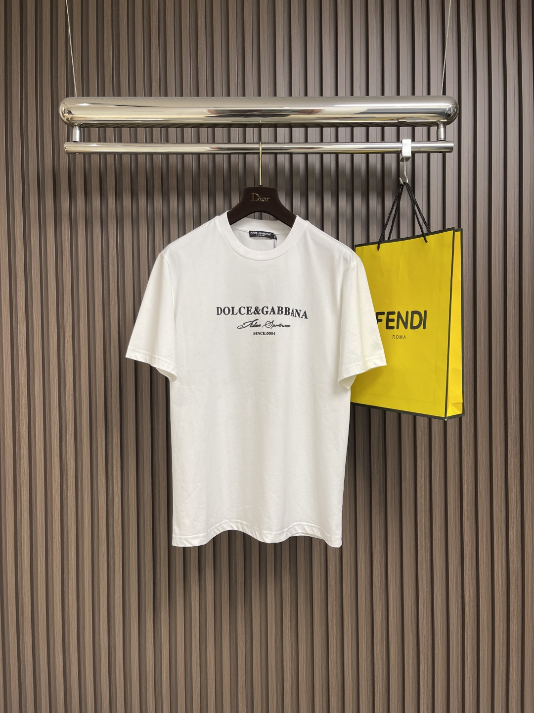 NO:475803,DolceGabbana DG 2025SS spring and summer new jacquard logo round neck short-sleeved T-shirt, with eye-catching logo pattern modification!  Different from the past, it declares the design concept that has been passed down for many years in the brand!  Its eye-catchingness is no less than any style, and it perfectly presents the fashionable, high-end and luxurious feeling in front of the world!  Made of imported cotton, selected high-quality cotton fabrics, soft and soft, skin-friendly and delicate. Size 44-46-48-50-52-54 M-4XL 44 garment length 69cm shoulder width 44cm bust 51cm 46 garment length 70cm shoulder width 45.5cm bust 53cm 48 garment length 71cm shoulder width 47cm bust 55cm 50 garment length 72cm shoulder width 48.5cm bust 57cm 52 garment length 73cm shoulder width 50cm bust 59cm 54 garment length 74cm shoulder width 51.5cm bust 61cm, Dolce&Gabbana, Dolce&Gabbana, T-shirt,tees, t-shirt,alexander wang19860909DolceGabbana杜嘉班纳 DG 2025SS春夏新款提花标识圆领短袖T恤,醒目的logo图案修饰！区别于以往的不同,宣示品牌传承多年的设计理念！其吸睛度完全不亚于任何式,将时髦高级感与奢华感完美呈现在世人眼前！客供进口全棉材质制成,精选优质棉面料,触感软糯亲肤细腻.尺码44-46-48-50-52-54 M-4XL 44衣长69cm 肩宽44cm 胸围51cm 46衣长70cm 肩宽45.5cm 胸围53cm 48衣长71cm 肩宽47cm 胸围55cm 50衣长72cm 肩宽48.5cm 胸围57cm 52衣长73cm 肩宽50cm 胸围59cm 54衣长74cm 肩宽51.5cm 胸围61cm,,Dolce&Gabbana,Dolce&Gabbana,T-shirt,tees，t-shirt,alexander wang,Men's clothing