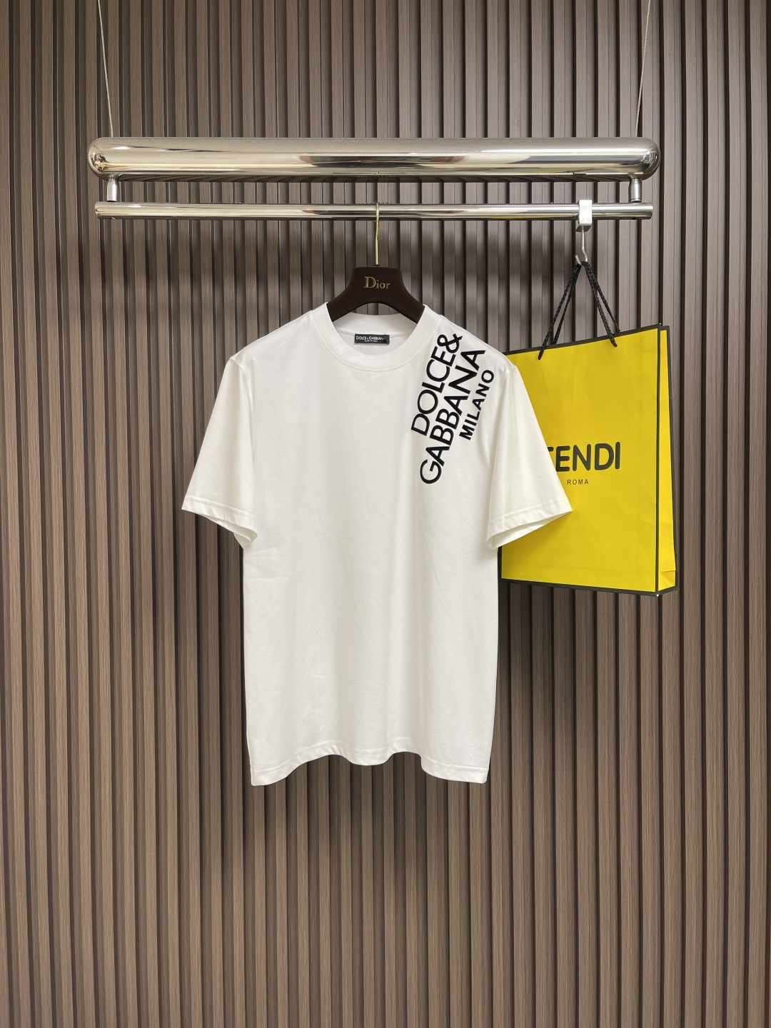 NO:475796,DG DOLCE GABBANA 2025SS spring and summer short-sleeved T-shirt 2025SS spring and summer series. Customized pure cotton fabric, logo print on the chest side, the first choice for casual outings!  Size 44-46-48-50-52-54 M-4XL 44 garment length 69cm shoulder width 44cm bust 51cm 46 garment length 70cm shoulder width 45.5cm bust 53cm 48 garment length 71cm shoulder width 47cm bust 55cm 50 garment length 72cm shoulder width 48.5cm bust 57cm 52 garment length 73cm shoulder width 50cm bust 59cm 54 garment length 74cm shoulder width 51.5cm bust 61cm, Dolce&Gabbana, Dolce&Gabbana, T-shirt,tees, t-shirt,alexander wang19860909DG DOLCE GABBANA 杜嘉班纳2025SS春夏短袖T恤2025SS春夏系列.定制纯棉面料,胸前一侧logo印花,休闲出街首选款！尺码44-46-48-50-52-54 M-4XL 44衣长69cm 肩宽44cm 胸围51cm 46衣长70cm 肩宽45.5cm 胸围53cm 48衣长71cm 肩宽47cm 胸围55cm 50衣长72cm 肩宽48.5cm 胸围57cm 52衣长73cm 肩宽50cm 胸围59cm 54衣长74cm 肩宽51.5cm 胸围61cm,,Dolce&Gabbana,Dolce&Gabbana,T-shirt,tees，t-shirt,alexander wang,Men's clothing