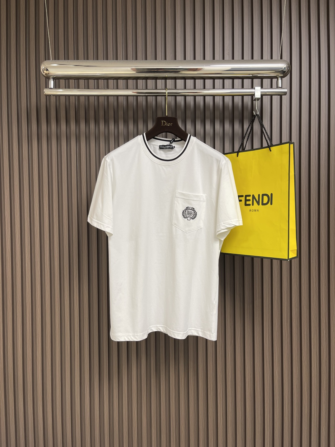 NO:475789,Dolce&Gabbana 2025ss new chest pocket DG embroidered cotton round neck T-shirt, Logo classic embroidery logo, promotes brand recognition while showing the most original brand style, creating classic brand elements combining elegant temperament and casual style, casual business versatile, customized 60S double-strand mercerized bead floor cotton fabric. Size 44-46-48-50-52-54 M-4XL 44 garment length 69cm shoulder width 44cm bust 51cm 46 garment length 70cm shoulder width 45.5cm bust 53cm 48 garment length 71cm shoulder width 47cm bust 55cm 50 garment length 72cm shoulder width 48.5cm bust 57cm 52 garment length 73cm shoulder width 50cm bust 59cm  54-cloth length 74cm shoulder width 51.5cm bust 61cm, Dolce & Gabbana,tees, t-shirt, alexander wang19860909Dolce&Gabbana 2025ss新品胸前口袋DG刺绣棉质圆领T恤,Logo经典刺绣标识,宣扬品牌辨识度的同时展现最原始的品牌风格,打造经典的品牌元素结合典雅气质与休闲风范,休闲商务百搭,定制60S双股丝光珠地棉面料.尺码44-46-48-50-52-54 M-4XL 44衣长69cm 肩宽44cm 胸围51cm 46衣长70cm 肩宽45.5cm 胸围53cm 48衣长71cm 肩宽47cm 胸围55cm 50衣长72cm 肩宽48.5cm 胸围57cm 52衣长73cm 肩宽50cm 胸围59cm 54衣长74cm 肩宽51.5cm 胸围61cm,,Dolce&Gabbana,tees，t-shirt,alexander wang,Men's clothing