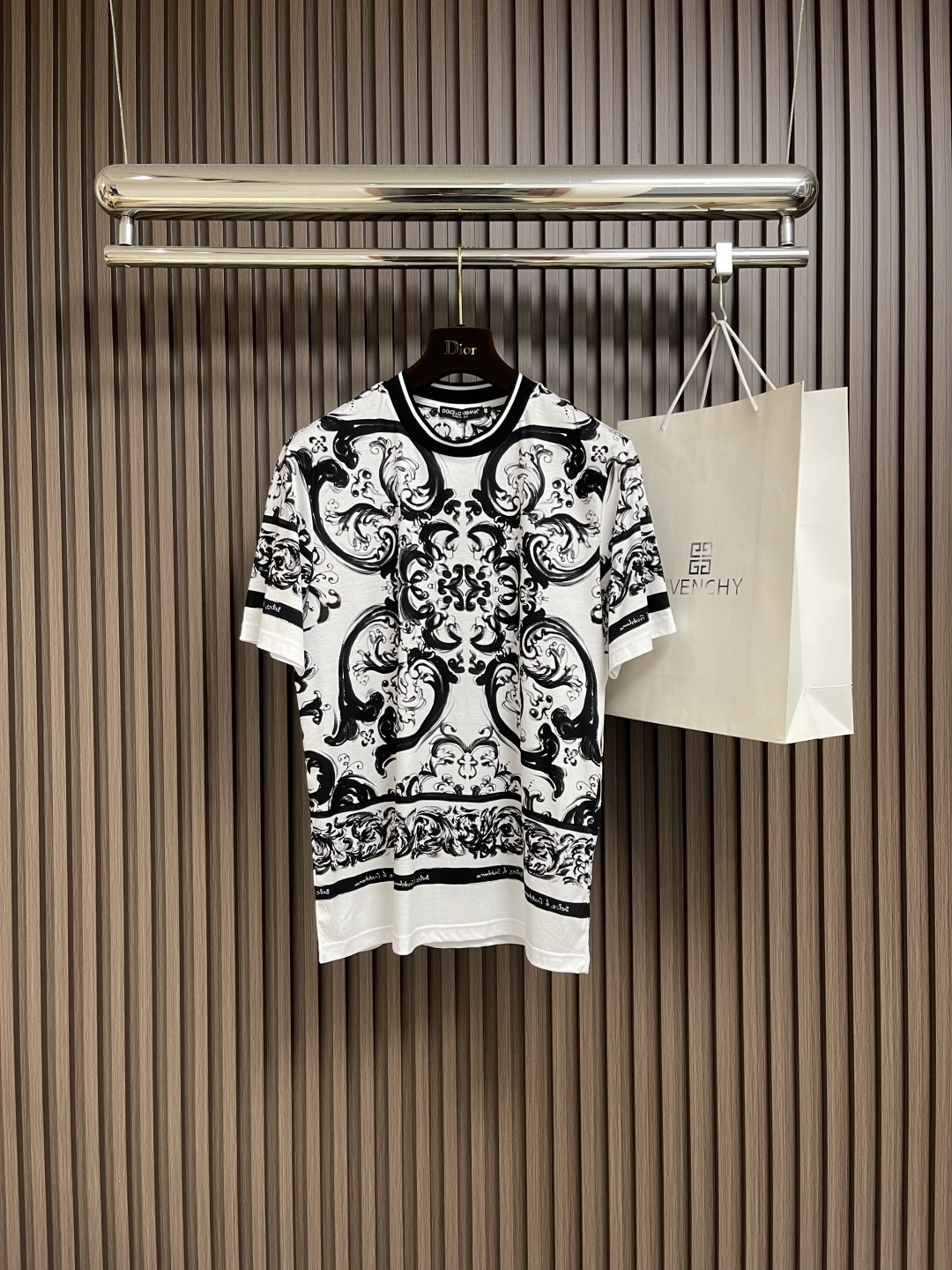 NO:495646,DG DOLCE GABBANA SS Spring and Summer Short-sleeved T-shirt SS Spring and Summer Series. Customized pure cotton fabric, chest illustration print, the first choice for casual outings. Size 44-46-48-50-52-54 M-4XL 44-69cm long shoulder width 44cm bust 51cm 46-70cm long shoulder width 45.5cm bust 53cm 48-71cm long shoulder width 47cm bust 55cm 50-72cm shoulder width 48.5cm bust 57cm 52-73cm long shoulder width 50cm bust 59cm 54-74cm shoulder width 51.5cm  Bust circumference 61cm, Dolce & Gabbana, Dolce & Gabbana, T-shirt, tees, t-shirt, alexander wang19860909DG DOLCE GABBANA 杜嘉班纳SS春夏短袖T恤SS春夏系列.定制纯棉面料,胸前插画印花,休闲出街首选款.尺码44-46-48-50-52-54 M-4XL 44衣长69cm 肩宽44cm 胸围51cm 46衣长70cm 肩宽45.5cm 胸围53cm 48衣长71cm 肩宽47cm 胸围55cm 50衣长72cm 肩宽48.5cm 胸围57cm 52衣长73cm 肩宽50cm 胸围59cm 54衣长74cm 肩宽51.5cm 胸围61cm,,Dolce&Gabbana,Dolce&Gabbana,T-shirt,tees，t-shirt,alexander wang,Men's clothing