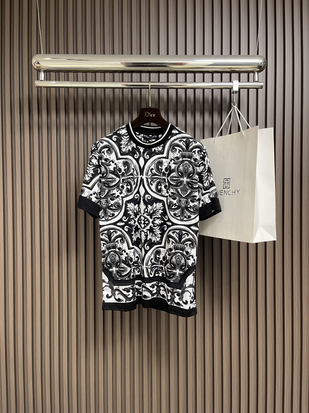 NO:495640,DG DOLCE GABBANA SS Spring and Summer Short-sleeved T-shirt SS Spring and Summer Series. Customized pure cotton fabric, chest illustration print, the first choice for casual outings. Size 44-46-48-50-52-54 M-4XL 44-69cm long shoulder width 44cm bust 51cm 46-70cm long shoulder width 45.5cm bust 53cm 48-71cm long shoulder width 47cm bust 55cm 50-72cm shoulder width 48.5cm bust 57cm 52-73cm long shoulder width 50cm bust 59cm 54-74cm shoulder width 51.5cm  Bust circumference 61cm, Dolce & Gabbana, Dolce & Gabbana, T-shirt, tees, t-shirt, alexander wang19860909DG DOLCE GABBANA 杜嘉班纳SS春夏短袖T恤SS春夏系列.定制纯棉面料,胸前插画印花,休闲出街首选款.尺码44-46-48-50-52-54 M-4XL 44衣长69cm 肩宽44cm 胸围51cm 46衣长70cm 肩宽45.5cm 胸围53cm 48衣长71cm 肩宽47cm 胸围55cm 50衣长72cm 肩宽48.5cm 胸围57cm 52衣长73cm 肩宽50cm 胸围59cm 54衣长74cm 肩宽51.5cm 胸围61cm,,Dolce&Gabbana,Dolce&Gabbana,T-shirt,tees，t-shirt,alexander wang,Men's clothing