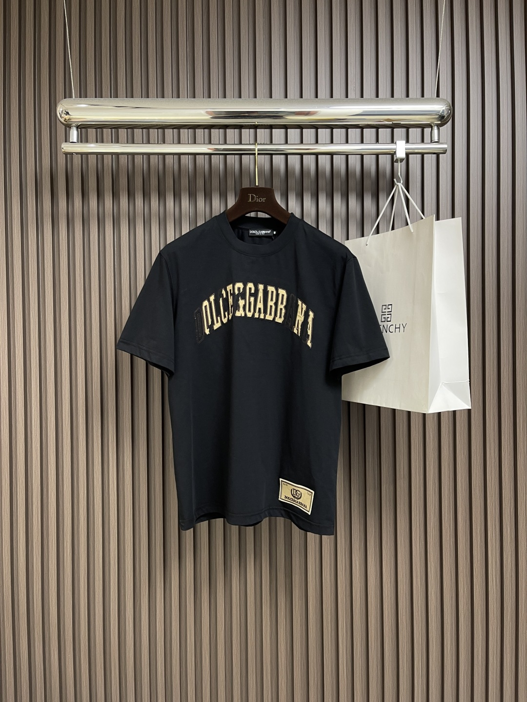 NO:478885,DolceGabbana DG 2025SS spring and summer new old logo logo logo round neck short-sleeved T-shirt, with eye-catching logo pattern modification!  Different from the past, it declares the design concept that has been passed down for many years in the brand!  Its eye-catchingness is no less than any style, and it perfectly presents the fashionable, high-end and luxurious feeling in front of the world!  Made of imported cotton, selected high-quality cotton fabrics, soft and soft, skin-friendly and delicate. Size 44-46-48-50-52-54 M-4XL 44 garment length 69cm shoulder width 44cm bust 51cm 46 garment length 70cm shoulder width 45.5cm bust 53cm 48 garment length 71cm shoulder width 47cm bust 55cm 50 garment length 72cm shoulder width 48.5cm bust 57cm 52 garment length 73cm shoulder width 50cm bust 59cm 54 garment length 74cm shoulder width 51.5cm bust 61cm, Dolce&Gabbana, Dolce&Gabbana, T-shirt,tees, t-shirt,alexander wang19860909DolceGabbana杜嘉班纳 DG 2025SS春夏新款做旧logo标识圆领短袖T恤,醒目的logo图案修饰！区别于以往的不同,宣示品牌传承多年的设计理念！其吸睛度完全不亚于任何式,将时髦高级感与奢华感完美呈现在世人眼前！客供进口全棉材质制成,精选优质棉面料,触感软糯亲肤细腻.尺码44-46-48-50-52-54 M-4XL 44衣长69cm 肩宽44cm 胸围51cm 46衣长70cm 肩宽45.5cm 胸围53cm 48衣长71cm 肩宽47cm 胸围55cm 50衣长72cm 肩宽48.5cm 胸围57cm 52衣长73cm 肩宽50cm 胸围59cm 54衣长74cm 肩宽51.5cm 胸围61cm,,Dolce&Gabbana,Dolce&Gabbana,T-shirt,tees，t-shirt,alexander wang,Men's clothing