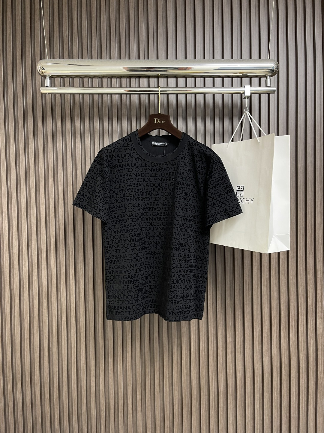 NO:475798,DG DOLCE GABBANA 2025SS spring and summer short-sleeved T-shirt, 2025SS spring and summer series. Customized pure cotton fabric, full-frame brand logo DG letter jacquard, the first choice for casual outing. Size 44-46-48-50-52-54 M-4XL 44-long 69cm shoulder width 44cm bust 51cm 46-long 70cm shoulder width 45.5cm bust 53cm 48-long 71cm shoulder width 47cm bust 55cm 50-long 72cm shoulder width 48.5cm bust 57cm 52-long 73cm shoulder width 50cm bust 59cm 54-long 74cm shoulder width 51.5cm  Bust circumference 61cm, Dolce & Gabbana, Dolce & Gabbana, T-shirt, tees, t-shirt, alexander wang19860909DG DOLCE GABBANA 杜嘉班纳2025SS春夏短袖T恤,2025SS春夏系列.定制纯棉面料,全幅品牌标识DG字母提花,休闲出街首选款.尺码44-46-48-50-52-54 M-4XL 44衣长69cm 肩宽44cm 胸围51cm 46衣长70cm 肩宽45.5cm 胸围53cm 48衣长71cm 肩宽47cm 胸围55cm 50衣长72cm 肩宽48.5cm 胸围57cm 52衣长73cm 肩宽50cm 胸围59cm 54衣长74cm 肩宽51.5cm 胸围61cm,,Dolce&Gabbana,Dolce&Gabbana,T-shirt,tees，t-shirt,alexander wang,Men's clothing