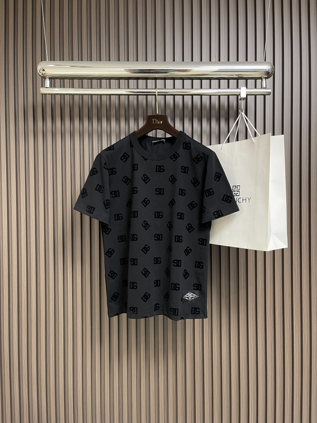 NO:475791,Dolce Gabbana DG 2025ss Spring and Summer New Basic Mercerized Cotton Round Neck Short Sleeve T-shirt, Letter Logo Printed Casual Round Neck Short Sleeve T-shirt!  Customer-supplied high-end high-density 80 double-strand mercerized cotton fabric, with a soft and delicate texture, which can crush ordinary fabrics on the market at will, with good moisture absorption and breathability, and brings an ultimate comfortable wearing experience to the skin!  The full letter logo printed logo is printed with a tight and high-end texture, making it more visually three-dimensional and bringing an undoubted luxury!  Basic regular solid color round neck cut, suitable for everyday wear. Size 44-46-48-50-52-54 M-4XL 44 garment length 69cm shoulder width 44cm bust 51cm 46 garment length 70cm shoulder width 45.5cm bust 53cm 48 garment length 71cm shoulder width 47cm bust 55cm 50 garment length 72cm shoulder width 48.5cm bust 57cm 52 garment length 73cm shoulder width 50cm bust 59cm 54 garment length 74cm shoulder width 51.5cm bust 61cm, Dolce&Gabbana, T-shirt,tees, t-shirt,alexander wang19860909Dolce Gabbana DG 2025ss春夏新款基础丝光棉圆领短袖T恤,字母徽标印花休闲圆领短袖t恤衫！客供进口高支高密80支双股丝光棉面料,软糯细腻的出色质感,可随意碾压市面普通面料,吸湿透气性佳,贴肤带来极致舒适的穿着体验！全幅字母徽标印花标识,印花质感紧密高级,令视觉上更具立体感,同时带来了毋庸置疑的奢华档次！基础常规的纯色圆领版型剪裁,日常单穿内搭皆宜.尺码44-46-48-50-52-54 M-4XL 44衣长69cm 肩宽44cm 胸围51cm 46衣长70cm 肩宽45.5cm 胸围53cm 48衣长71cm 肩宽47cm 胸围55cm 50衣长72cm 肩宽48.5cm 胸围57cm 52衣长73cm 肩宽50cm 胸围59cm 54衣长74cm 肩宽51.5cm 胸围61cm,,Dolce&Gabbana,T-shirt,tees，t-shirt,alexander wang,Men's clothing