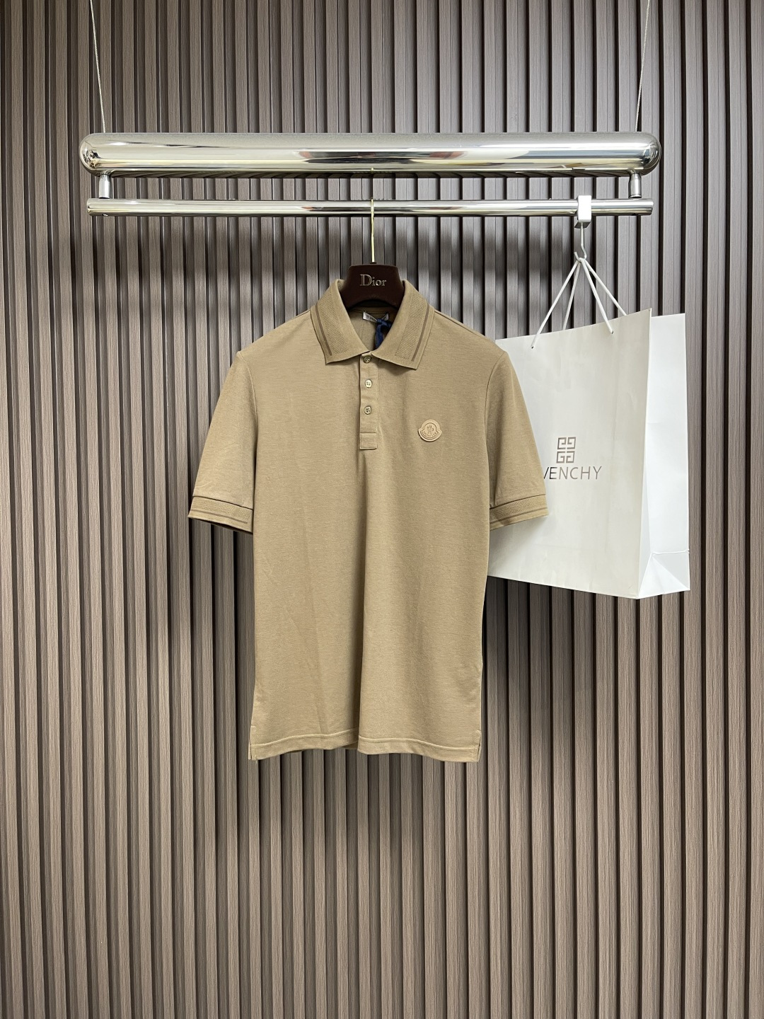 NO:495719,Moncler SS early spring new three-dimensional POLO shirt, short-sleeved polo shirt, customized letter logo buttons, detailed in place, made of cotton beaded cloth, comfortable to touch, complete three marks. Size S-XXL, T-shirt, alexander wang19860909Moncler SS早春新款立体仔章POLO衫 短袖马球衫,定制字母标识纽扣,细节到位,采用棉质珠地布制成,手感舒适,三标齐全.尺码S-XXL,,T-shirt,alexander wang,Men's clothing