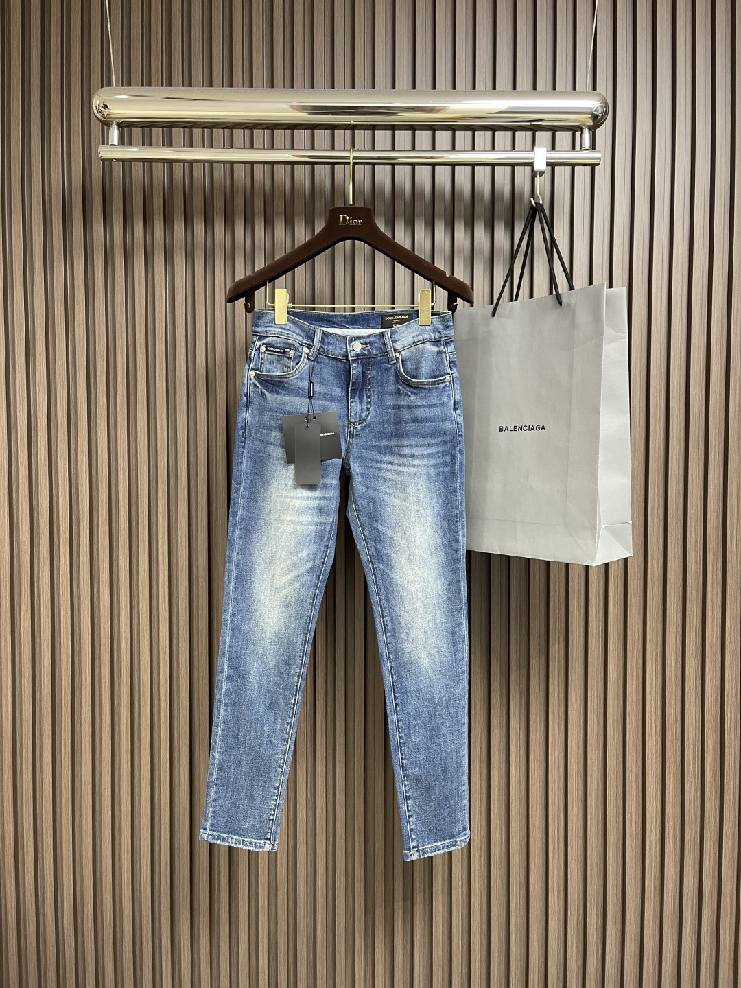 NO:478853,DG back bag brand logo floral logo jeans, suitable for daily life and leisure. The denim fabrics used have been washed, polished and used in multiple processes. The excellent style makes the trousers have a good upper body comfort. This is very important for jeans. The original hardware accessories are very design-oriented, with full details and workmanship everywhere. Size 29-36 No 35, jeans, alexander wang19860909DG 后袋品牌标识花卉logo牛仔长裤,生活休闲日常皆宜.选用的牛仔布料全部经过多道工序洗水、打磨、做旧处理 极好的版型使的裤装有很好的上身舒适度,牛仔裤这点非常非常重要.客供原版五金辅料,极具设计感, 十足的细节、做工之处处到位尺码29-36 无35,,jeans,alexander wang,Men's clothing