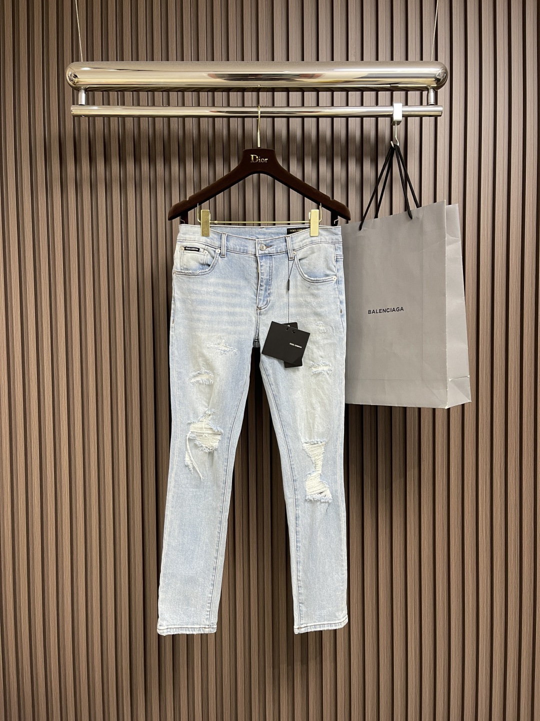 NO:501581,DG 2025SS new logo jeans are suitable for life and leisure. The denim fabrics selected have been washed, polished and used in multiple processes. The excellent style makes the trousers have a good upper body comfort. This is very important for jeans. The original hardware and accessories are very design-oriented, with full details and workmanship everywhere. Size 29-36 No 35, jeans, alexander wang19860909DG 2025SS新款标识牛仔长裤,生活休闲日常皆宜.选用的牛仔布料全部经过多道工序洗水、打磨、做旧处理 极好的版型使的裤装有很好的上身舒适度,牛仔裤这点非常非常重要.客供原版五金辅料,极具设计感, 十足的细节、做工之处处到位 .尺码29-36 无35,,jeans,alexander wang,Men's clothing