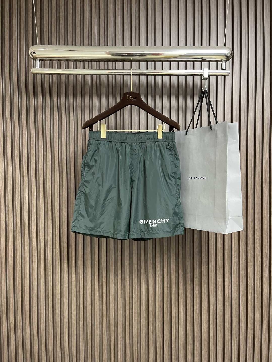 NO:490227,Givenchy 2025ss summer letter logo logo shorts, specially ordered fabric loose straight-fitting, good hygroscopicity and breathability, can quickly discharge sweat during exercise, keeping the body dry and comfortable. Size S-XXL, given, shorts, alexander wang19860909Givenchy 2025ss夏季字母logo标识短裤,特订面料宽松直筒版型,具有较好的吸湿性和透气性 可以在运动中快速排出汗液 保持身体干燥舒适.尺码S-XXL,,givenchy,shorts,alexander wang,Men's clothing