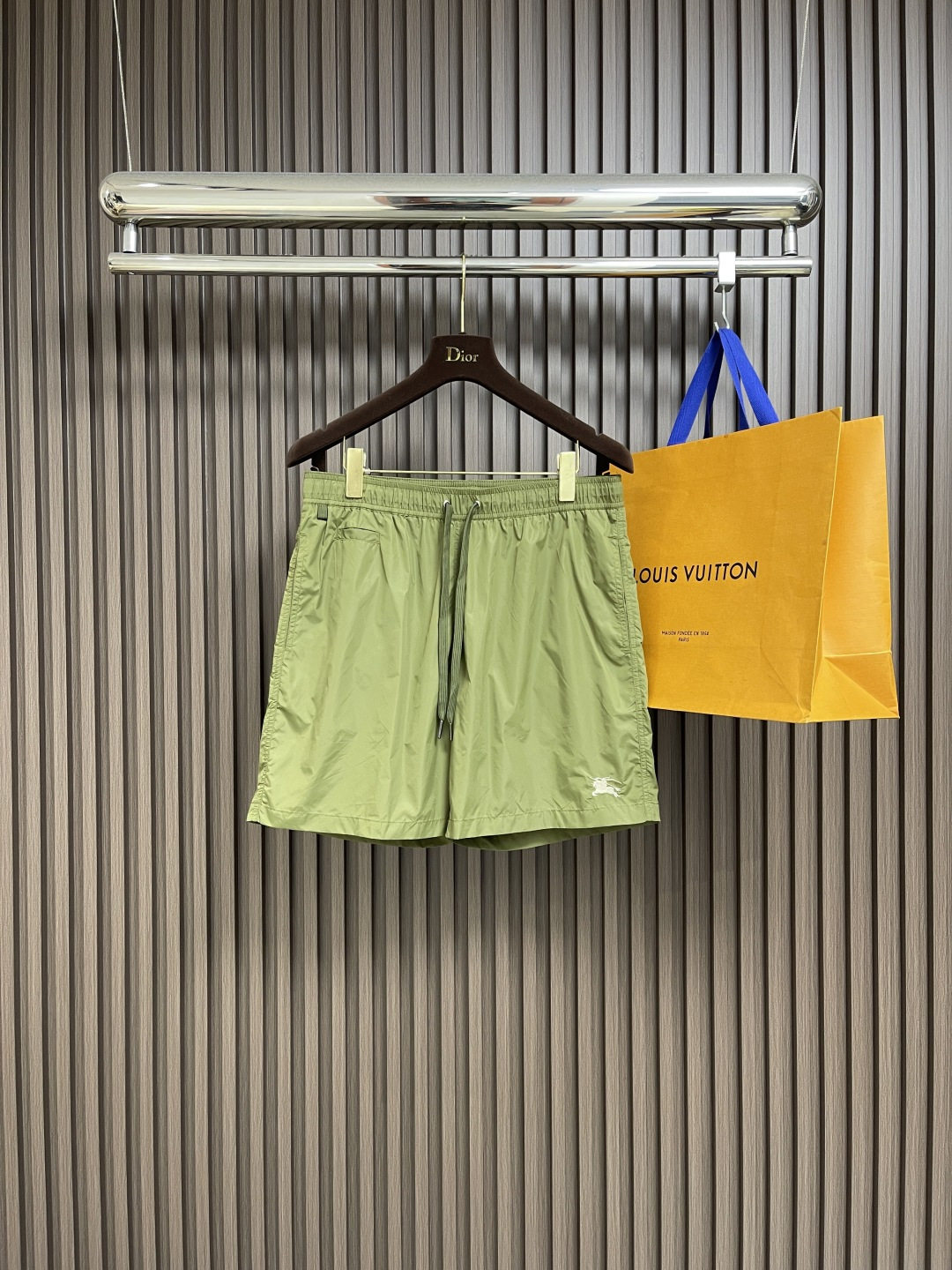 NO:487929,Burberry SS essential casual shorts beach pants This style is decorated with classic war horses and is presented with embroidery craftsmanship. It is elastic waist, inner drawstring, insert bags on both sides, hardware and accessories in full quality, fabric technology polyester fiber material, flat surface, dry and stylish upper body, full quality order item. Size S-XXL, burberry, shorts, alexander wang19860909Burberry SS沙滩旅游必备休闲短裤沙滩裤 这款采用经典战马点缀设计 以刺绣的工艺呈现 计 松紧腰 内抽绳 两侧插袋,五金辅料全品相,面料科技聚酯纤维料,表面平整,上身干爽有型,全品相订单品.尺码S-XXL,,burberry,shorts,alexander wang,Men's clothing