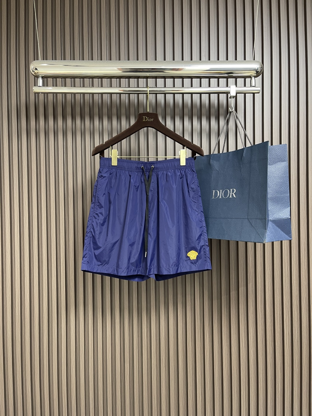 NO:487965,Versace SS new summer casual shorts, customized quick-drying fabric, breathable and comfortable, impeccable details, brand Medusa element design concept, reflects high quality. It feels delicate and soft!  Present casual cut, with a great upper body style. Size S-XXL, versace, shorts, alexander wang19860909Versace SS 夏季新款男士休闲短裤,定制速干面料 透气舒适度高,细节无可挑剔,品牌美杜莎元素设计理念,体现高品质.手感细腻柔软！呈现休闲裁剪,上身版型超赞.尺码S-XXL,,versace,shorts,alexander wang,Men's clothing