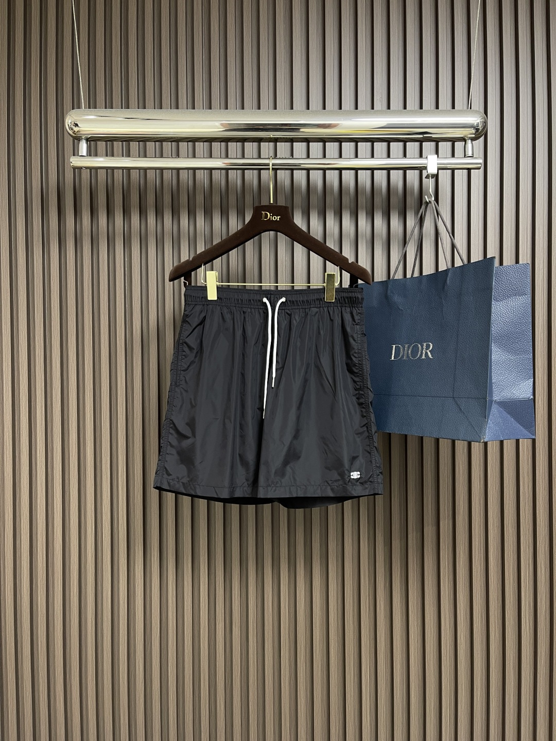 NO:487958,Celine ss celine logo shorts, the fabric is customized from nylon, with good elasticity. Nylon fabric has high elasticity and can quickly return to its original shape, which makes nylon shorts have good fit and mobility while maintaining comfort. Quick-drying strong nylon fabric has the characteristics of quick drying, allowing nylon shorts to dry quickly in humid or hot environments, keeping them dry and comfortable. The hem is made of imported computer embroidery machine. The classic Arc de Triomphe logo with strong three-dimensionality and rich layering. Hardware and auxiliary materials are customized with open molds. Size S-XXL, celine, shorts, alexander wang19860909Celine ss celine徽标短裤,面料是由尼龙定制而成,弹性好 尼龙面料具有较高的弹性,能够迅速恢复到原来的形状,这使得尼龙短裤在保持舒适度的同时,也具有较好的贴合性和活动性.速干性强尼龙面料具有速干的特点,使得尼龙短裤在潮湿或炎热的环境中能够快速干燥,保持穿着的干爽和舒适.下摆处采用进口电脑刺绣机 立体感强 层次感丰富的凯旋门经典logo 五金辅料皆是开模定制.尺码S-XXL,,celine,shorts,alexander wang,Men's clothing