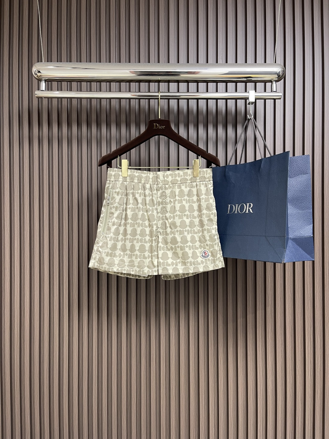 NO:495733,Moncler Ss new shorts quick-drying pants, high custom original hardware!  The upper body has a very positive effect, and the leg lines are fully demonstrated. The imported quick-drying fabric is provided by all customers. The texture is tight and delicate. The upper body is very comfortable and stylish, and it is extremely practical and versatile, which is very worth buying!  Size S-XXL, shorts, alexander wang19860909Moncler ss新款短裤速干裤 高订制原版五金！上身效果超正,腿部线条完全得到彰显,全客供进口速干面料 纹理 紧致细腻,上身非常舒适有型,而且极为实穿百搭,非常值得入手！尺码S-XXL,,shorts,alexander wang,Men's clothing