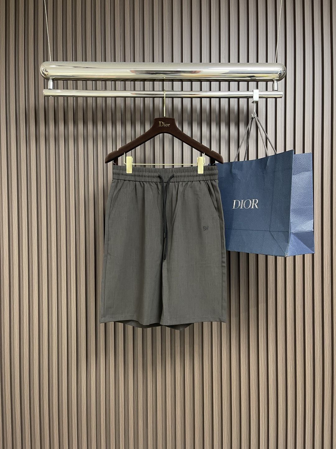 NO:495618,BV  Coffee-colored styling Tiansi Casual Shorts This casual shorts are a treasure item in the summer wardrobe. It selects styling Tiansi fabric, which has the crisp texture of styling, and has the soft and skin-friendly nature of styling, with excellent breathability. The fabric characteristics are breathable and cool, as if it is air conditioning. It is smooth and smooth, and has a slack shape. The waist is designed with elastic elastic bands and drawstrings, which is not only convenient to put on and take off, but also can be adapted according to your own needs.  Adjust the tightness and adapt to different body shapes. The neat tailoring outlines a simple and elegant outline, showing casualness and freedom while walking. The exquisite 'BV' embroidered logo on one side shows the brand identity in a low-key manner, and the details are full of ingenuity. Whether it is paired with a simple white T to create a casual and daily style, or a combination with a fashionable shirt to go out, it can be easily adapted to add unique charm to you. Size XS-L, bottega  veneta, shorts,shirts,alexander wang19860909BV 咖色麻型天丝休闲短裤这款休闲短裤是夏日衣橱里的宝藏单品.它甄选麻型天丝面料,既有麻料的挺括质感,又兼得天丝的柔软亲肤,透气性绝佳,面料特性具有呼吸纳米,自带凉感,仿佛空调质感.垂顺丝滑,松弛造型感十足.腰部采用弹性松紧带搭配抽绳设计,不仅穿脱便捷,还可根据自身需求灵活调节松紧度,适配不同身形.利落的剪裁勾勒出简洁大方的轮廓,行走间尽显随性洒脱.一侧精致的'BV'刺绣标识,低调地彰显品牌身份,细节之处满是匠心.无论是搭配简约白T打造休闲日常风,还是与时尚衬衫组合出街,它都能轻松适配,为你增添独特魅力.尺码XS-L,,bottega veneta,shorts,shirts,alexander wang,Men's clothing