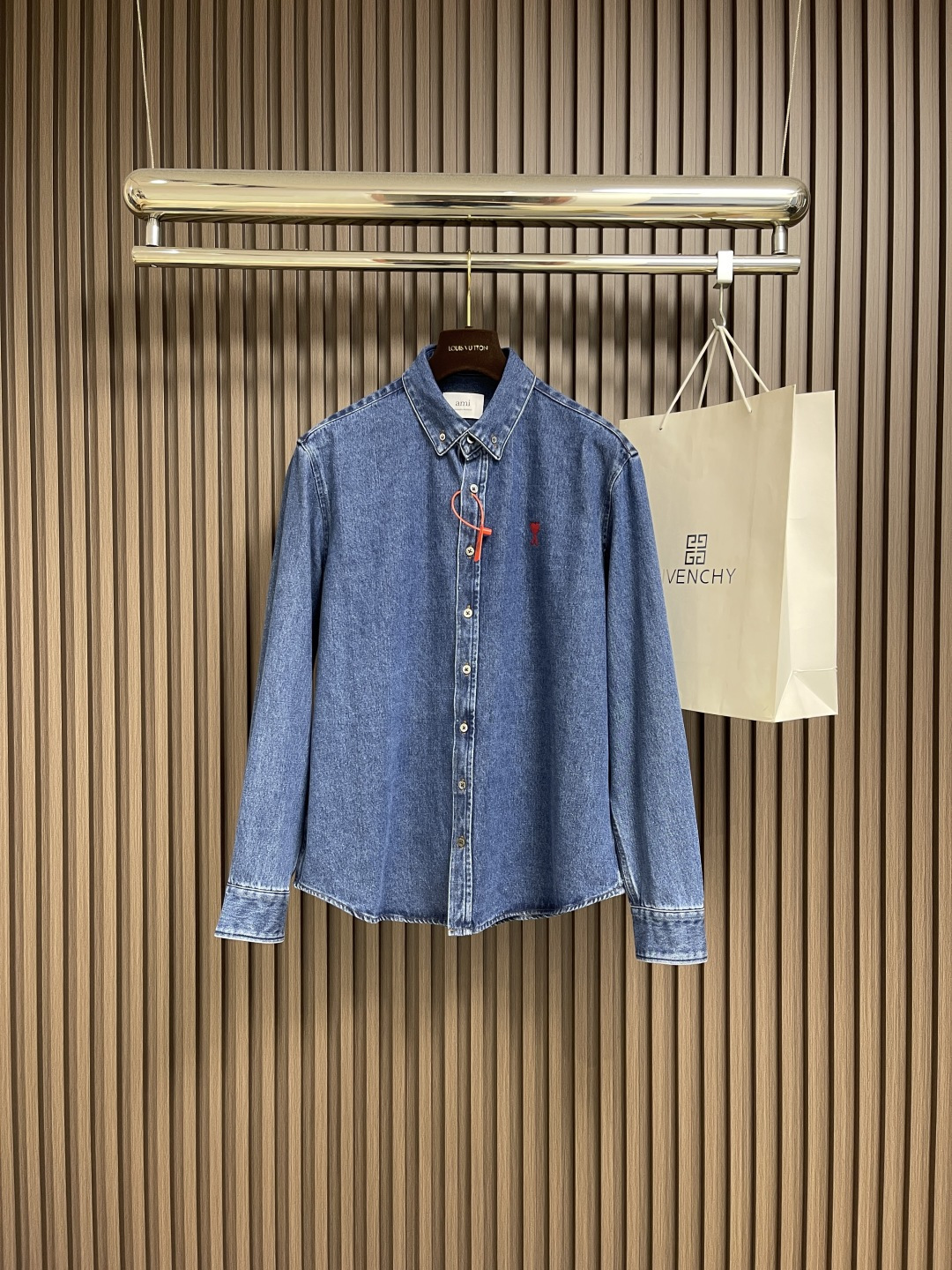 NO:493024,Ami Paris long-sleeved denim shirt jacket, customized Tianmeng essence denim fabric, with a deep denim blue background, and a bright red love on the chest, injecting agility and elegance into the tough denim. Using the sand stir-frying hand rub technology, the surface of the denim material is naturally faded and worn by processing on the sand stir-frying machine. Then, it is purely hand-made to use special tools to physically damage the surface, maintaining the original texture and details and increasing its uniqueness. Fried snowballs and fried salts specially made corresponding soluble, add a certain amount of dye, soak the denim material and absorb the solvent, then rub it and dry it to further fade and oxidize. Size S-XL,, jackets & coats,shirts,alexander wang19860909Ami Paris 长袖牛仔衬衫外套,定制天棉精粹牛仔织物,以深邃的丹宁蓝底色,胸前一抹鲜红爱心跃然其上,为硬朗的牛仔注入灵动与优雅.采用炒沙手擦技术,通过在炒沙机上进行处理,使牛仔料表面产生自然的褪色和磨损,再纯手工使用特制工具对表面进行物理损伤,保持原始质感和细节而又增加了其独特性,炒雪球 炒盐 特制对应的溶,加入一定量的染色剂,将牛仔料浸泡其中吸收溶剂,再进行搓洗后晾干,使其进一步褪色和氧化.尺码S-XL,,jackets & coats,shirts,alexander wang,Men's clothing