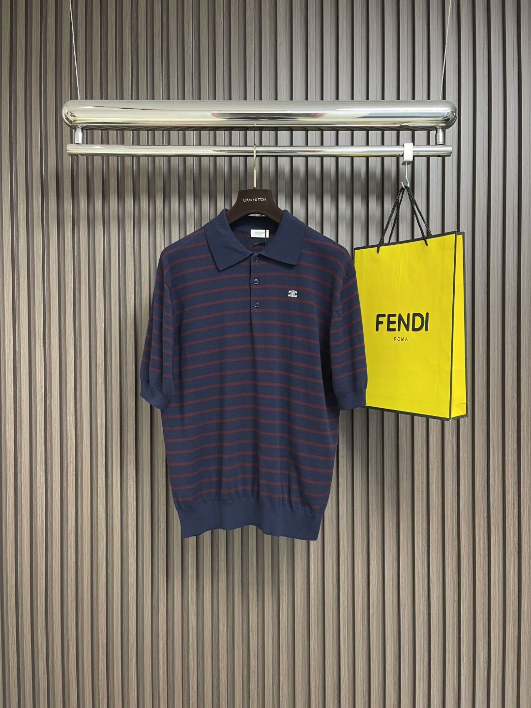 NO:490177,celine Arc de Triomphe embroidery striped POLO, custom-made tinel fabric, the chest is decorated with embroidered pattern of Arc de Triomphe logo, fixed weaving and dyeing lapels of the same color, the overall line is straight and delicate, the fabric is comfortable and soft, the color is consistent and there is no color difference, it can be matched with the same style to create a fashionable look, control various occasions, custom auxiliary materials, and complete three standards. Size S-XL, celine, alexander wang19860909celine 凯旋门刺绣条纹POLO,采用定制天丝面料,胸口饰以凯旋门徽标刺绣图案装饰,定织定染同色系翻领,整体走线平直细腻 面料舒适柔软 颜色一致无色差 能与同款搭配营造时尚造型,驾驭各种场合,定制辅料,三标齐全.尺码S-XL,,celine,alexander wang,Men's clothing