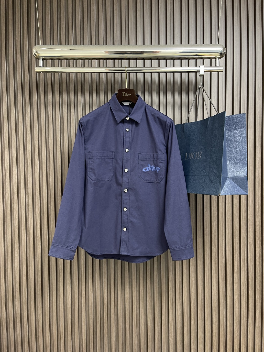 NO:487881,Tops, shorts, Dior 2025ss new long-sleeved shirt jacket shorts suit, is a new product in the 2025 autumn series, from the AND LEWIS HLTON limited series. It is carefully crafted from blue cotton fabric, with patch pockets on the chest, one of which is embroidered in the same tone joint series, reinterpreting the logo in graphic style. It can be matched with this limited series to create a delicate look. Size S-XL 38-39-40-41,,dior,shorts,jackets & coats,shirts,alexander wang19860909上衣 短裤 Dior 2025ss新款长袖衬衫外套短裤套装,是二零二五秋季系列新品,来自 AND LEWIS HLTON 限定系列.采用蓝色棉质面料精心制作,胸前饰以贴袋,其中一个点缀以同色调联名系列刺绣,以图形风格重新诠释 标志.可与该限定系列的搭配,打造精致造型.尺码S-XL 38-39-40-41,,dior,shorts,jackets & coats,shirts,alexander wang,Men's clothing