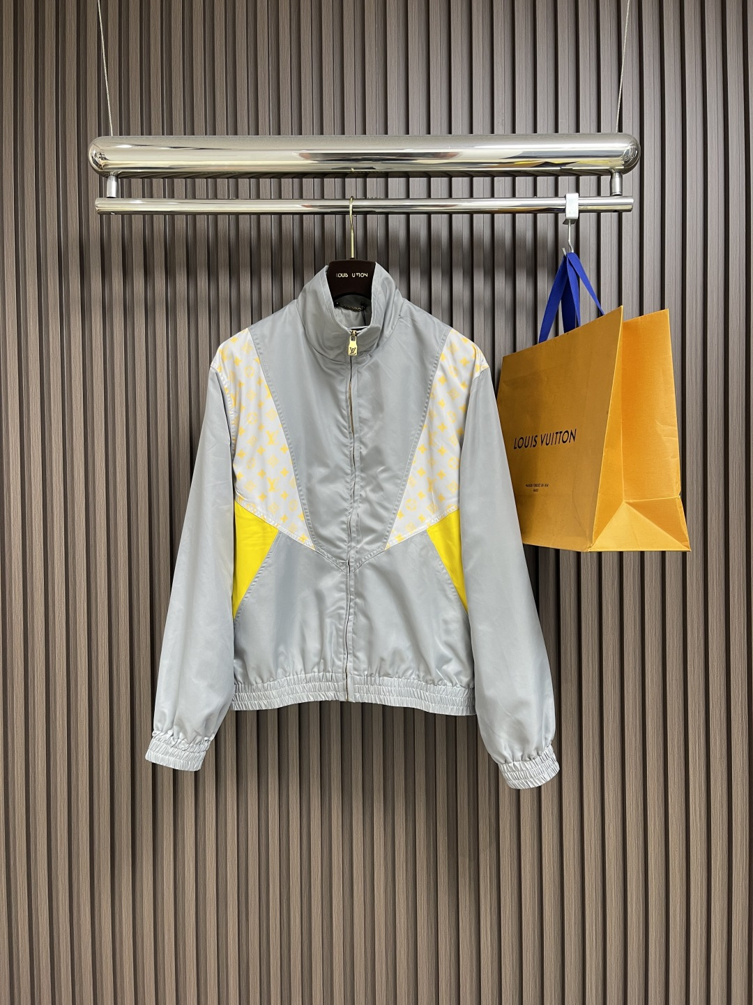 NO:487838,LV 2025ss new sweatshirt zipper jacket, with technological fabric and Monogram Glow printed structure, can be matched with the same shorts to continue the seasonal travel style. High collar, zipper closure, elastic hem and cuffs bring a comfortable wearing experience. Size S-XL,,louis vuitton, shorts, jackets & coats,alexander wang19860909LV 2025ss新款运动衫拉链外套,以科技面料和Monogram Glow 印花结构成就生动拼接设计,可搭配同款短裤,延续当季率性旅行风尚.高领、拉链开合、弹力下摆及袖口带来舒适穿着体验.尺码S-XL,,louis vuitton,shorts,jackets & coats,alexander wang,Men's clothing