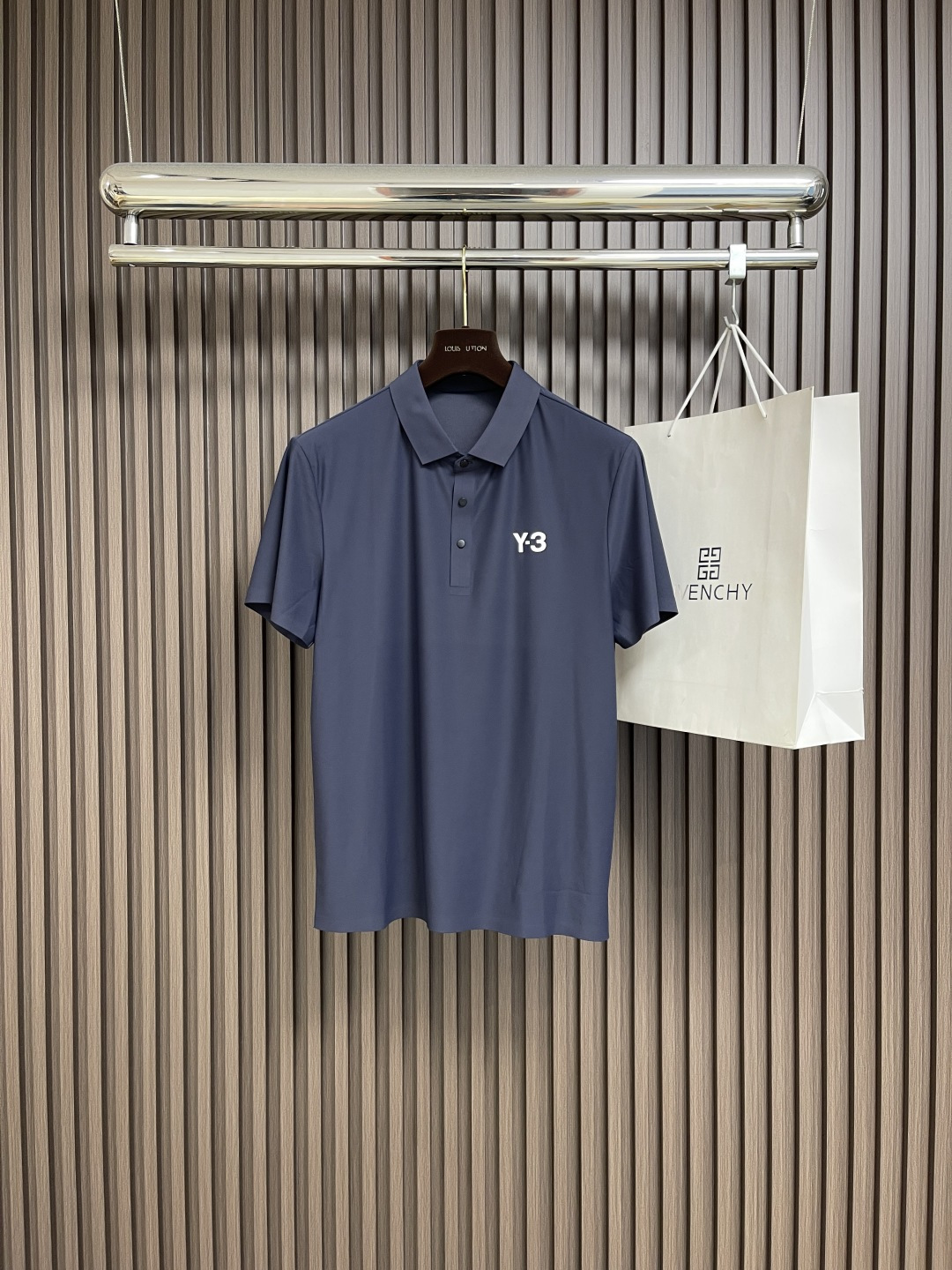 NO:495694,Y3 ss summer new logo men's lapel Polo shirt!  Simple, fashionable, elegant and elegant. It is decent and elegant with a single inner wear. It is quality control, detailed control, and has closed eyes, low-key, luxurious and connotative!  Customer-supplied fixed mesh flooring cotton cloth is carefully made, the surface of the fabric is evenly arranged and neatly arranged, with excellent breathability and heat dissipation and sweat resistance, and the comfort level of the upper body is completely better than that of ordinary single-sided sweat cloth tissue!  The classic brand LOGO logo on the chest is created with top-level craftsmanship. The LOGO has three-dimensional, clear and full texture, and is an extraordinary product in the classic field whether it is inner wear or single wear!  Size M-3XL, alexander wang19860909Y3 ss夏季新款logo男士翻领Polo衫！简约时尚大气不失优雅,单穿内搭体面过人,品质控细节控的闭眼带走,低调又奢华有内涵！客供定织网眼珠地棉布精心制成,面料表面排列均匀整齐的网眼纹理,透气性和散热排汗性极佳,上身舒适程度完全优于普通单面汗布组织！胸前经典的品牌LOGO标识,采用顶级工艺打造,LOGO立体清晰饱满,质感非凡的特质,无论是内搭还是单穿都是一款经典领域的产品！尺码M-3XL,,alexander wang,Men's clothing