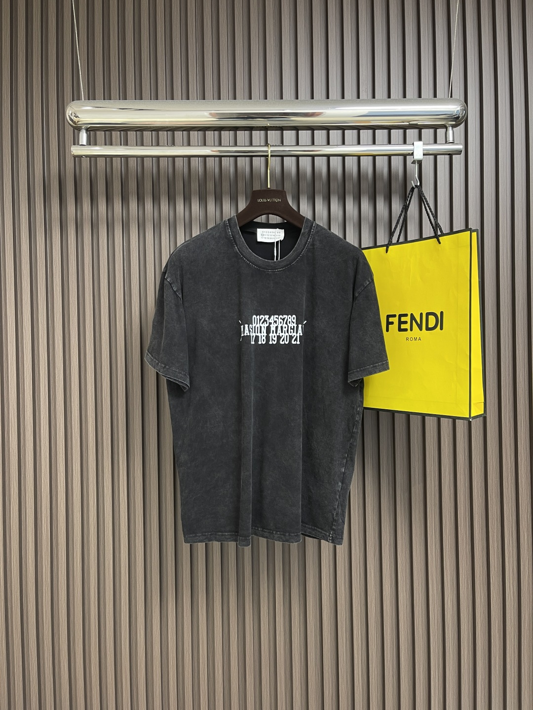 NO:495691,maison magiel MM6 Maison SS spring and summer new short-sleeved T-shirt, customized exclusive wash-water pure cotton fabric, printed logo design!  Simple and generous, calm and versatile, extremely high-end, perfectly integrated with fashion and style, a top fashionable style that perfectly suits the outside wear!  The overall feeling is natural!  The ultimate classic and versatile style, customized original cotton fabric!  The ultimate perfection of heavy industry. Size M-XXL,,masion margiela,masion margiela,T-shirt,tees,t-shirt,alexander wang19860909maison margiel MM6 马吉拉 SS春夏新款短袖T恤,定制专属洗水纯棉面料,印花logo设计！简约大方,从容百搭,档次极高,完美融入时尚还有风情感一款完美符合外穿的顶尖时髦气质款！整体给人浑然天成的感觉！极致经典的百搭型,定制原版纯棉面料！极致的重工极致的完美 .尺码M-XXL,,masion margiela,masion margiela,T-shirt,tees，t-shirt,alexander wang,Men's clothing