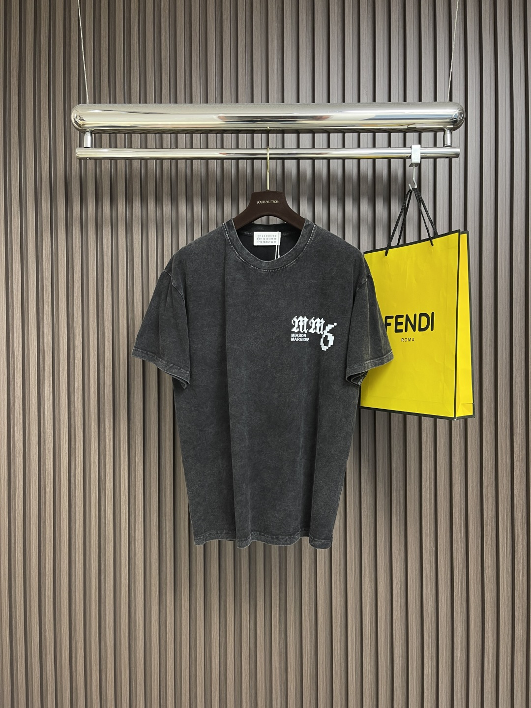 NO:495683,MM6 Maison Margiela old printed short-sleeved T-shirt, customized high-density soft velvet single-sided knitted material, imported machine printing technology, advanced computer control system and precision mechanical parts, glue printing, chest printing has been modified three times, glue liquid paint is used to print patterns on the fabric, and fabric is baked to fix the printing pattern. Each piece is purely hand-sewn by the master, which can ensure the accuracy of position and spacing. The hand sewing process can better reflect the craftsman's exquisite skills and control of details. Size M-XXL,,masion margiela,T-shirt,tees,t-shirt,alexander wang19860909MM6 Maison Margiela 做旧印花短袖T恤,定制高密柔绒单面针织料,采用进口机印花工艺,使用先进的计算机控制系统和精密的机械部件,采用胶浆印花,胸前印花经过三次菲林网板修改,使用胶浆液体涂料在织物上打印图案,烘烤织物以固定印刷图案.每件皆由师傅纯手工缝标,可以确保位置和间距的准确率,手缝工艺更能体现匠人的精湛技艺和对细节的把控.尺码M-XXL,,masion margiela,T-shirt,tees，t-shirt,alexander wang,Men's clothing