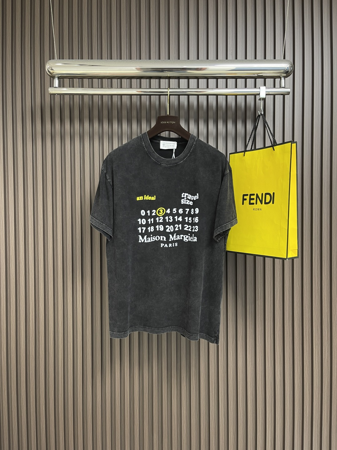 NO:495721,MM6 Majira couple short-sleeved T-shirt, simple and not simple MM6 short-sleeved one-click control of comfort and fashion, couples close their eyes and wear them together to show a new attitude~ High-weight pure cotton knitted, solid and breathable, close to the body, soft and skin-friendly, say goodbye to stuffy and sticky, and full of comfort. Classic simple style, iconic small details on the chest, low-key and recognizable, versatile and not thrust. Loose OS cut, not picky on the figure!  Wearing the same couple, one piece for each person, easily create a relaxed couple outfit, suitable for daily travel and date. Size M-XXL,,masion margiela,masion margiela,T-shirt,tees,t-shirt,alexander wang19860909MM6 马吉拉情侣款短袖T恤,简约不简单的MM6短袖,把舒适与时髦一键拿捏,情侣党闭眼入,一起穿出新态度～高克重纯棉针织,质感扎实又透气,贴身穿柔软亲肤,告别闷热黏腻,舒适度拉满.经典简约风格,胸前标志性小细节,低调又有辨识度,百搭不踩雷.宽松OS裁剪,不挑身材！情侣同穿,一人一件,轻松打造松弛感情侣穿搭,日常出街、约会都适配.尺码M-XXL,,masion margiela,masion margiela,T-shirt,tees，t-shirt,alexander wang,Men's clothing