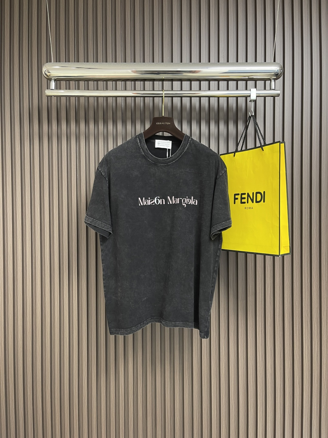 NO:495716,maison magiel MM6 Maison SS spring and summer new short-sleeved T-shirt, customized exclusive wash-water pure cotton fabric, printed logo design!  Simple and generous, calm and versatile, extremely high-end, perfectly integrated with fashion and style, a top fashionable style that perfectly suits the outside wear!  The overall feeling is natural!  The ultimate classic and versatile style, customized original cotton fabric!  The ultimate perfection of heavy industry. Size M-XXL,,masion margiela,masion margiela,T-shirt,tees,t-shirt,alexander wang19860909maison margiel MM6 马吉拉 SS春夏新款短袖T恤,定制专属洗水纯棉面料,印花logo设计！简约大方,从容百搭,档次极高,完美融入时尚还有风情感一款完美符合外穿的顶尖时髦气质款！整体给人浑然天成的感觉！极致经典的百搭型,定制原版纯棉面料！极致的重工极致的完美 .尺码M-XXL,,masion margiela,masion margiela,T-shirt,tees，t-shirt,alexander wang,Men's clothing