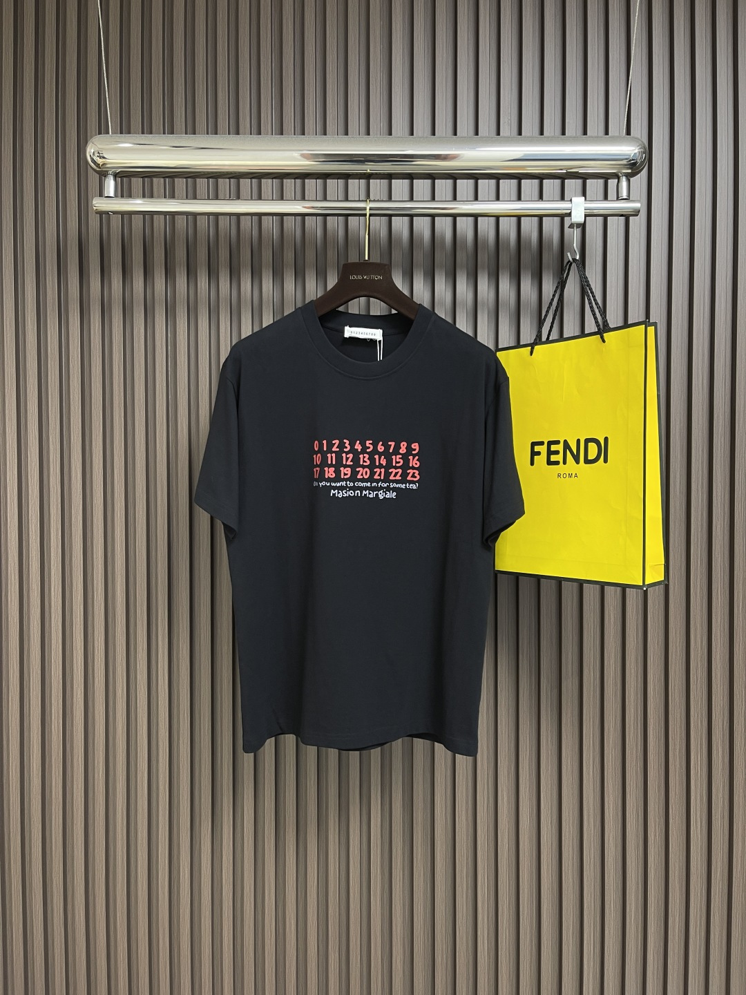 NO:495697,MM6 Majira couple short-sleeved T-shirt, simple and not simple MM6 short-sleeved one-click control of comfort and fashion, couples close their eyes and wear them together to show a new attitude~ High-weight pure cotton knitted, solid and breathable, close to the body, soft and skin-friendly, say goodbye to stuffy and sticky, and full of comfort. Classic simple style, iconic small details on the chest, low-key and recognizable, versatile and not thrust. Loose OS cut, not picky on the figure!  Wearing the same couple, one piece for each person, easily create a relaxed couple outfit, suitable for daily travel and date. Size M-XXL,,masion margiela,masion margiela,T-shirt,tees,t-shirt,alexander wang19860909MM6 马吉拉情侣款短袖T恤,简约不简单的MM6短袖,把舒适与时髦一键拿捏,情侣党闭眼入,一起穿出新态度～高克重纯棉针织,质感扎实又透气,贴身穿柔软亲肤,告别闷热黏腻,舒适度拉满.经典简约风格,胸前标志性小细节,低调又有辨识度,百搭不踩雷.宽松OS裁剪,不挑身材！情侣同穿,一人一件,轻松打造松弛感情侣穿搭,日常出街、约会都适配.尺码M-XXL,,masion margiela,masion margiela,T-shirt,tees，t-shirt,alexander wang,Men's clothing