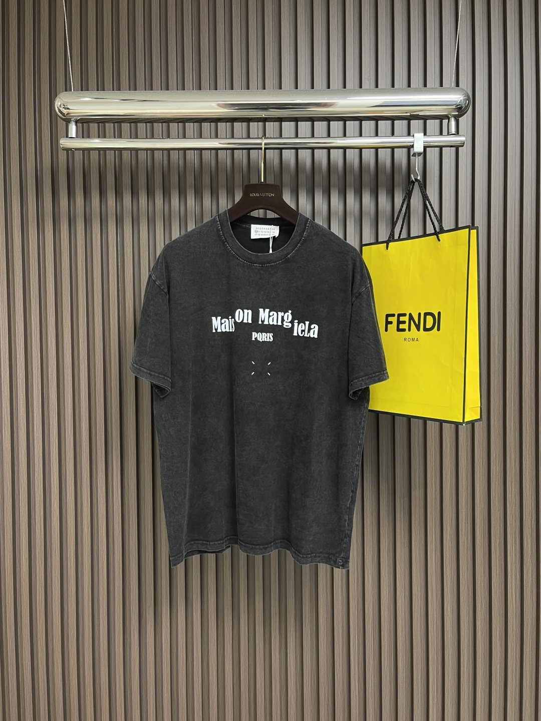 NO:495704,MM6 Maison Margiela old printed short-sleeved T-shirt, customized high-density soft velvet single-sided knitted material, imported machine printing technology, advanced computer control system and precision mechanical parts, glue printing, chest printing has been modified three times, glue liquid paint is used to print patterns on the fabric, and fabric is baked to fix the printing pattern. Each piece is purely hand-sewn by the master, which can ensure the accuracy of position and spacing. The hand sewing process can better reflect the craftsman's exquisite skills and control of details. Size M-XXL,,masion margiela,T-shirt,tees,t-shirt,alexander wang19860909MM6 Maison Margiela 做旧印花短袖T恤,定制高密柔绒单面针织料,采用进口机印花工艺,使用先进的计算机控制系统和精密的机械部件,采用胶浆印花,胸前印花经过三次菲林网板修改,使用胶浆液体涂料在织物上打印图案,烘烤织物以固定印刷图案.每件皆由师傅纯手工缝标,可以确保位置和间距的准确率,手缝工艺更能体现匠人的精湛技艺和对细节的把控.尺码M-XXL,,masion margiela,T-shirt,tees，t-shirt,alexander wang,Men's clothing