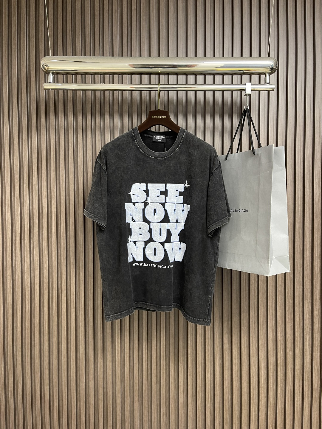 NO:495679,BALENCIAGA retro short-sleeved T-shirt, fixed fabric crafts and wash water treatment, high gram weight 300 grams fabric, full texture, clean cloth, soft and comfortable.  Solona thread fixed dyeing has no color difference. It uses 16 single-combed tight spinning fabrics. It is made of clean jersey fabrics. It is made of dust-free burning and light-food hair on the face. It is fixed dyeing dark blue and vulcanized black. The dark blue uses the most advanced batik technology to spray color and make old. The flower pattern is scanned before it is refined and details are carefully sorted out for manual versions. After repeated confirmation, the strict color adjustment is adopted by Conley digital direct spray crack printing process. After the finished product is worn and washed. Finally, the manual version sprays monkey. It is a heavy process that is very popular among young people. Size M-XXL,,balenciaga,T-shirt,tees,t-shirt,alexander wang19860909BALENCIAGA 复古短袖T恤,定织面料工艺洗水处理 高克重300克面料 质感十足 布面干净 柔软舒适．索罗娜螺纹定染无色差 采用16支单精梳紧密纺纱面料 做洗后加密平纹布 做无尘烧毛加面部轻食毛工艺 定染深蓝色和硫化黑 深蓝色采用最先进的蜡染工艺才能喷色做旧 花型处先于扫描在对人工对版一点点精修细节而成经过反复确认 严格调色采用康利数码直喷裂纹印花工艺 成品后做旧磨破水洗 最后人工对版喷马骝 属于重工艺深受年轻的人喜欢.尺码M-XXL,,balenciaga,T-shirt,tees，t-shirt,alexander wang,Men's clothing