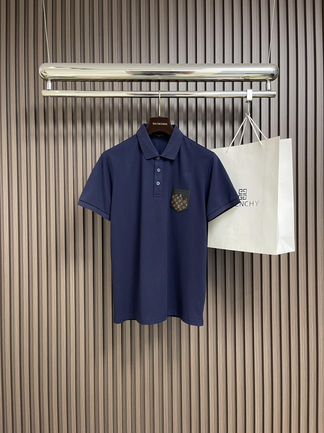 NO:498201,LV 2025SS new spring and summer short-sleeved lapel T-shirt polo, customized high-end vermill fabric simple and fashionable, color-blocked leather brand is super beautiful!  Classic logo simple and elegant style!  Full of high-end feel, wearable in all seasons. Simple European style. Size M-3XL, louis vuitton, T-shirt, tees, t-shirt, alexander wang19860909LV 2025SS新款春夏短袖翻领T恤polo,定制高端朱地面料简单时尚款,拼色皮牌超级好看！经典logo简单大方的款式！满满的高级感,四季可穿.简欧风格.尺码M-3XL,,louis vuitton,T-shirt,tees，t-shirt,alexander wang,Men's clothing