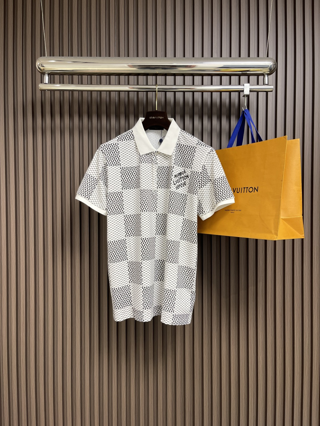 NO:495655,LV SS spring and summer new men's logo short-sleeved polo shirt, continuing the classic business casual lapel POLO shirt.  This Polo shirt is made of beaded floor cotton fabric, and the timeless design can transcend fashion trends. A classic style, comfortable, skin-friendly, breathable, and is a very practical wearable for commuting and leisure. Size M-3XL, louis vuitton, T-shirt, alexander wang19860909LV SS春夏新款男士标识短袖polo衫,延续经典商务休闲翻领POLO恤．该款Polo衫采用珠地棉面料制成,隽永设计可跨越时尚潮流.经典款型,舒适,亲肤,透气好,平时通勤休闲都很实穿的一款.尺码M-3XL,,louis vuitton,T-shirt,alexander wang,Men's clothing