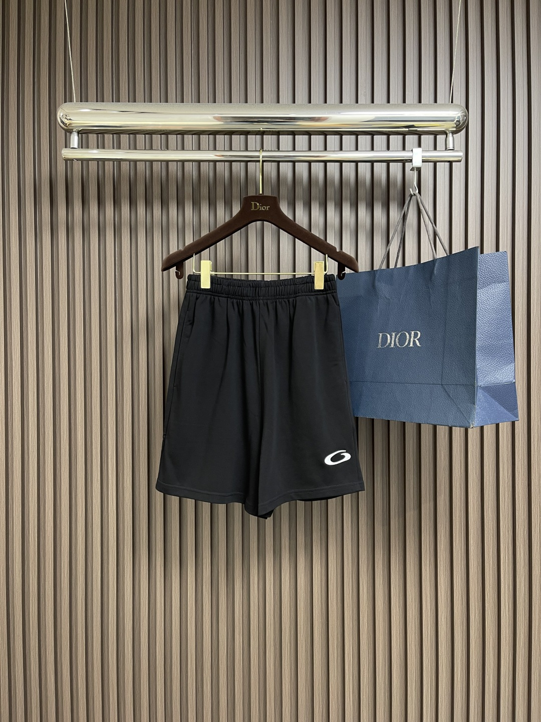 NO:495626,Balenciaga embroidered logo shorts, using custom cotton terry fabric, weighing 360g, the fabric is comfortable and skin-friendly, breathable and sweat-absorbing, the embroidery uses 3D three-dimensional embroidery, the front page has a brand letter logo, the wash water fades slightly, presenting a retro effect, and also increases the feel of the fabric and achieves a fixed pattern effect. It can be matched with multiple types of clothing to create a fashionable look, customized auxiliary materials, complete three standards. Size S-XL,,balenciaga, shorts,alexander wang19860909Balenciaga 刺绣标识短裤,采用定制棉质毛圈面料,克重360g,面料舒适亲肤,透气吸汗,刺绣采用3d立体刺绣,前幅带有品牌字母徽标,洗水轻微褪色,呈现出复古效果,同时也增加面料手感与做到固定版型效果,能与多类型服饰搭配营造时尚造型,定制辅料,三标齐全.尺码S-XL,,balenciaga,shorts,alexander wang,Men's clothing