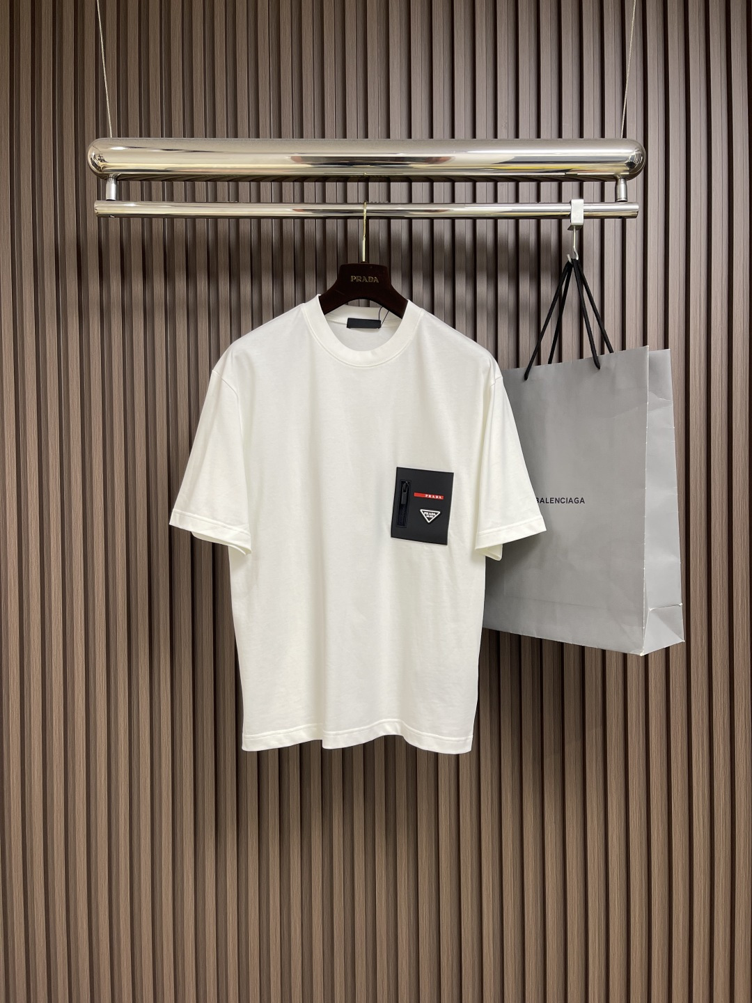 NO:495621,Prada FW spring and summer new round neck bottoming T-shirt, three-dimensional logo regular half-sleeved active cotton base T-shirt, with glutinous and skin-skinned, soft and tough. Processing, toughness and wrinkle resistance have been greatly improved. The tailoring is very good, the chest logo pocket craftsmanship is extremely recognizable. The three standards are complete, and the single-wear base must be used. Size M-XXL, prada,tees, t-shirt, alexander wang19860909Prada FW春夏新品圆领打底外穿T恤,立体感logo常规半袖 活性纯棉打底T恤,手感面糯有骨感,柔而有韧性.工艺处理,韧性和抗皱性能得到大幅度提高.剪裁很到位,胸前logo口袋工艺,辨识度极高.三标齐全,单穿打底必备单品.尺码M-XXL,,prada,tees，t-shirt,alexander wang,Men's clothing