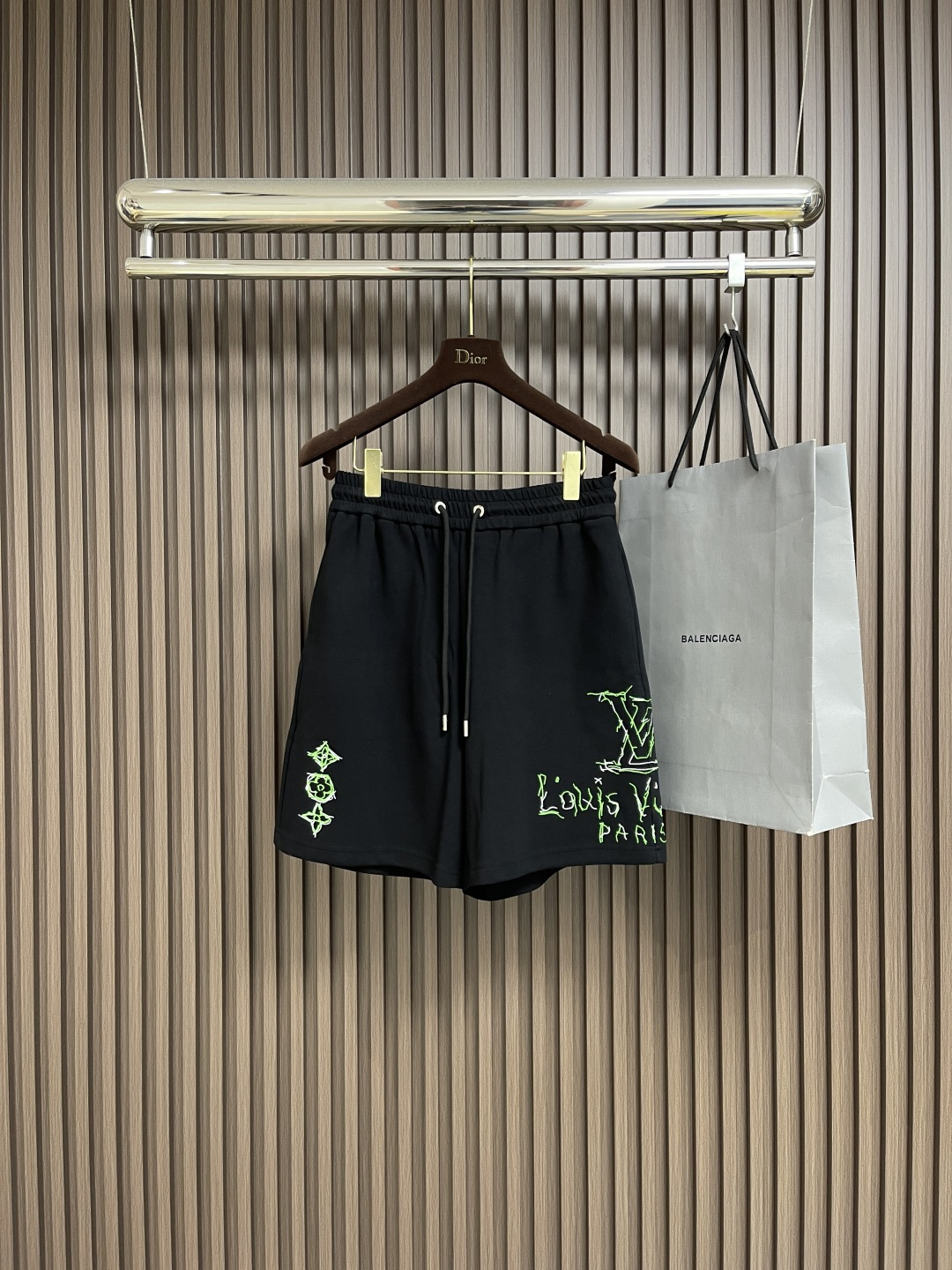 NO:492985,LV ss presbyterian embroidery shorts, the fabric is made of 380 grams heavy combed cotton, and it is washed twice. The fabric is comfortable and skin-friendly and has no sense of difference. Customized dyed fabrics, high textile density, good drape, not easy to deform, thick texture and tight spinning process will not affect the breathability of the fabric, and the saturation of the color is very high. The embroidery process uses imported embroidery machines to make the embroidery color fuller, the embroidery is more three-dimensional, the upper body effect is good, versatile and beautiful, the loose version covers the flesh and makes it look slim and not picky, simple but not simple design, easy to match, and do whatever you want. Size M-XXL,,louis vuitton, shorts,alexander wang19860909LV ss老花刺绣短裤,面料采用380克重精梳棉,两遍水洗处理,面料舒适亲肤无异感,定制定染面料,纺织密度高,垂感佳,不易变形,厚织感加上紧密纺纱工艺,不会影响面料的透气性,成色的饱和度很高,刺绣工艺采用进口刺绣机器,使刺绣颜色更加饱满,绣花更加立体,版型上身效果好,百搭好看,宽松版型遮肉显瘦不挑人,简约而不简单的设计,轻松搭配,随心所欲 尺码M-XXL,,louis vuitton,shorts,alexander wang,Men's clothing