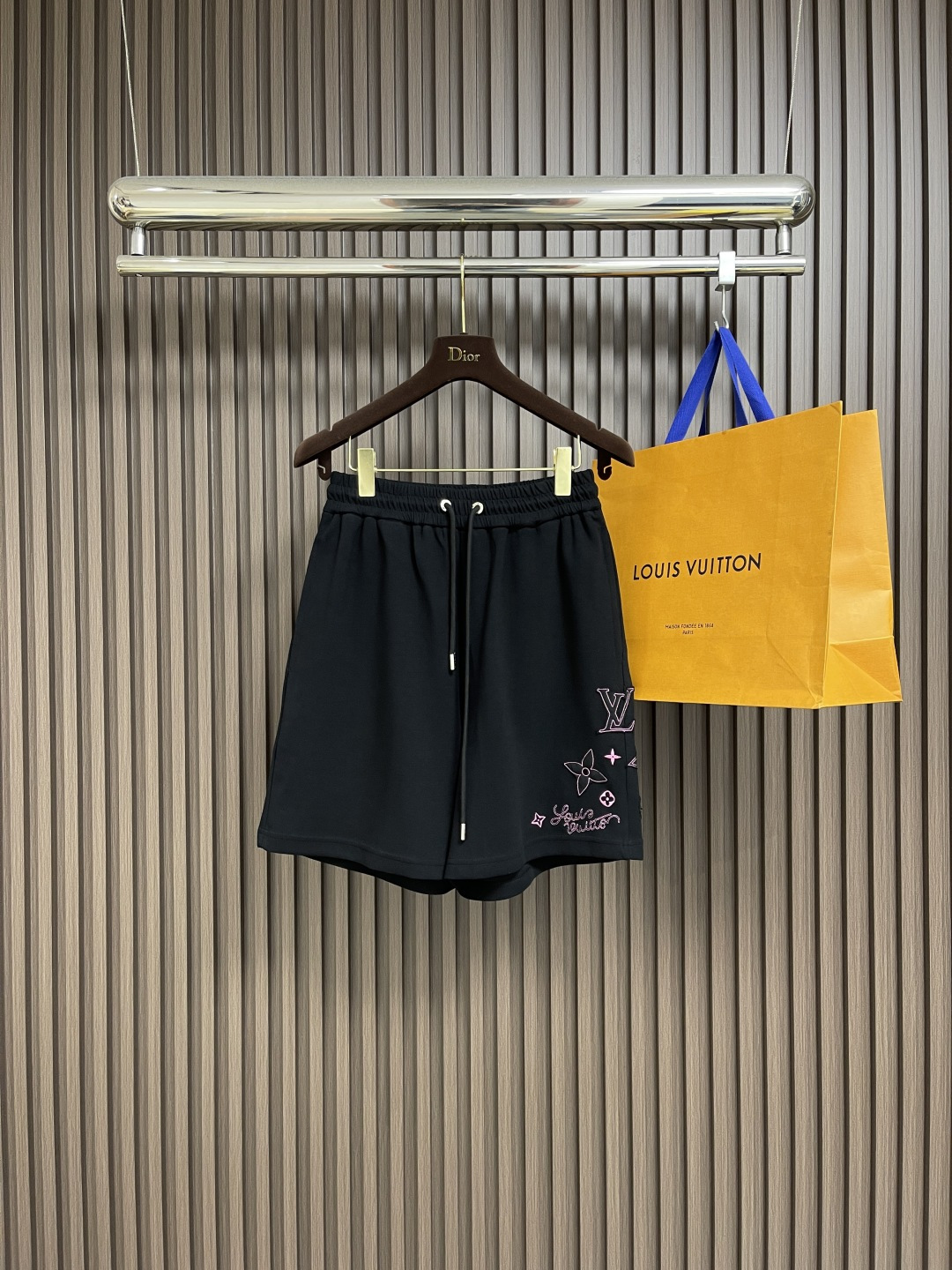 NO:495603,LV ss presbyterian embroidery shorts, the fabric is made of 380 grams heavy combed cotton, and it is washed twice. The fabric is comfortable and skin-friendly and has no sense of difference. Customized dyed fabrics, high textile density, good drape, not easy to deform, thick texture and tight spinning process will not affect the breathability of the fabric, and the saturation of the color is very high. The embroidery process uses imported embroidery machines to make the embroidery color fuller, the embroidery is more three-dimensional, the upper body effect is good, versatile and beautiful, the loose version covers the flesh and makes it look slim and not picky, simple but not simple design, easy to match, and do whatever you want. Size M-XXL,,louis vuitton, shorts,alexander wang19860909LV ss老花刺绣短裤,面料采用380克重精梳棉,两遍水洗处理,面料舒适亲肤无异感,定制定染面料,纺织密度高,垂感佳,不易变形,厚织感加上紧密纺纱工艺,不会影响面料的透气性,成色的饱和度很高,刺绣工艺采用进口刺绣机器,使刺绣颜色更加饱满,绣花更加立体,版型上身效果好,百搭好看,宽松版型遮肉显瘦不挑人,简约而不简单的设计,轻松搭配,随心所欲 尺码M-XXL,,louis vuitton,shorts,alexander wang,Men's clothing