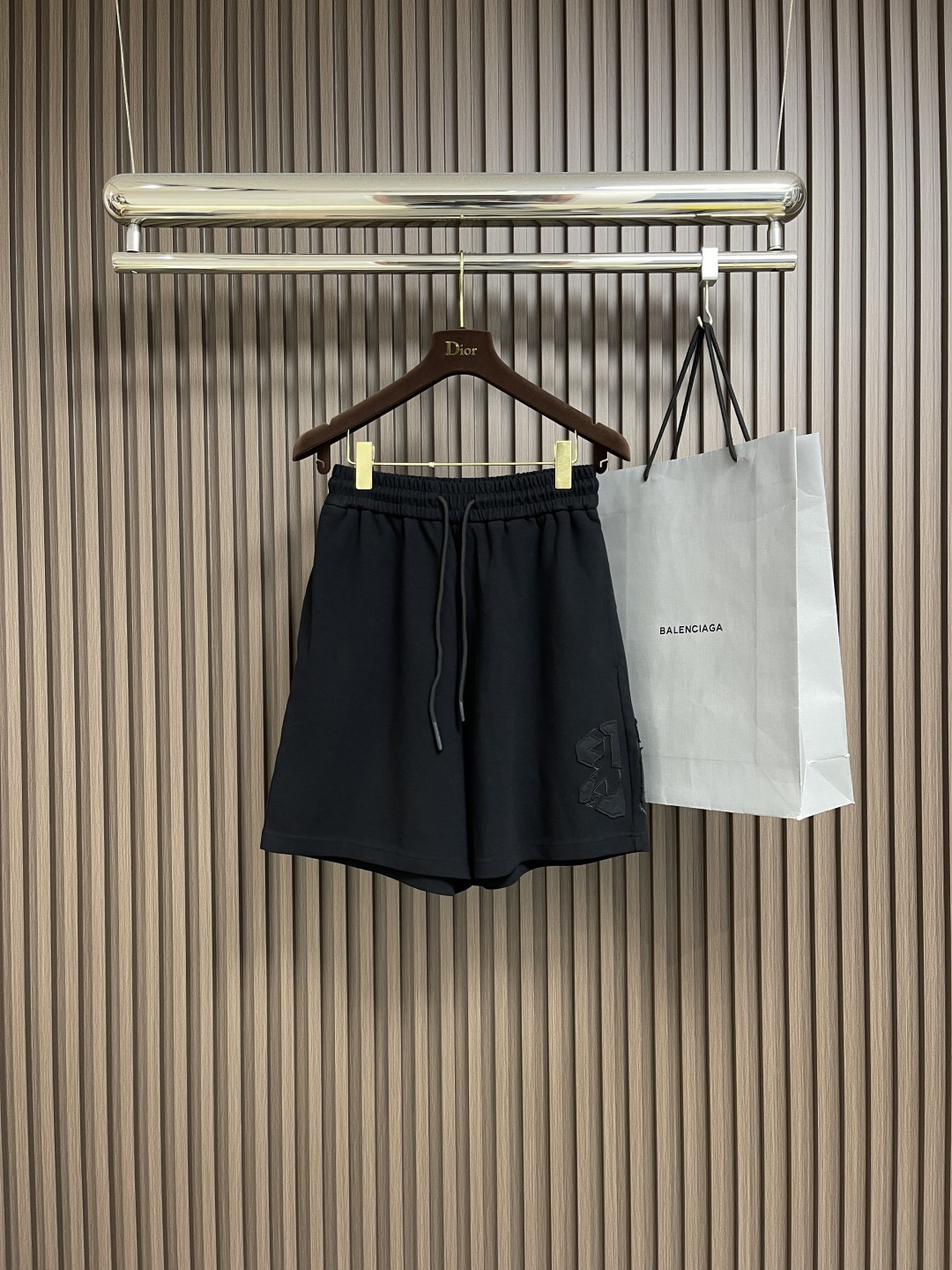 NO:492981,Balenciaga Ss classic five-point loose silhouette shorts, classic ceiling-level style, and a must-have for everyone!  !  The classic style is really about the details of the fabric!  !  Top-grade ordered dyed original beef tripe cotton dyed fabric!  !460g ultra-high gram weight ensures the skin-friendly performance of the fabric!  !  The environmentally friendly original version is consistent and meticulously printed, with perfect small details meticulous!  Size M-XXL, balenciaga, shorts, alexander wang19860909Balenciaga ss经典款五分宽松廓形短裤,天花板级别的经典款,万年青短裤人手必入！！经典的款实打实就是玩面料细节！！顶级订染原版牛肚棉染色面料！!460g超高克重同时保证了面料的亲肤性能！！环保原版一致缜密小印花,完美小细节一丝不苟！尺码M-XXL,,balenciaga,shorts,alexander wang,Men's clothing