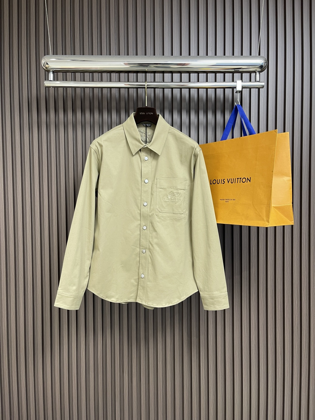 NO:501605,Dior's new classic twill cotton jacket with classic design, simple without losing elegance. The lapel design, paired with a buttoned placket, shows the ability and calmness of a man. The long-sleeved design provides you with just the right warmth in a cooler weather. The embroidered design on the chest and back is the finishing touch of this model. The exquisite floral pattern and 'Christian'  Di**' embroidery, low-key and luxurious, highlighting the unique charm and excellent quality of the brand. It is made of cotton, soft and skin-friendly and has good breathability. While maintaining a comfortable wearing experience, the fabric is crisp and not easy to deform, and can maintain the beauty and texture of the clothes for a long time. The buttons are exclusive to the brand, with full texture and the details show ingenuity. The button design on the cuffs can be freely adjusted according to personal preferences and wear needs, increasing the practicality and convenience of wearing. Size 36-38-40-42 S-XL,,dior,jackets & coats,jackets & coats,alexander wang19860909Dior 早秋新款经典斜纹棉夹克外套,经典的式设计,简约而不失优雅.翻领设计,搭配纽扣门襟,展现出男士的干练与沉稳.长袖设计,在微凉的天气中为你提供恰到好处的温暖.胸前和后背的刺绣设计,是这款的点睛之笔.精致的花卉图案与'Christian Di**'字样刺绣,低调而奢华,彰显品牌的独特魅力与卓越品质.采用棉材质,柔软亲肤,透气性佳.在保持舒适穿着体验的同时,面料挺括,不易变形,能长久保持衣物的美观与质感.纽扣采用品牌专属标识,质感十足,细节之处尽显匠心.袖口的纽扣设计,可根据个人喜好和穿着需求自由调节,增加了穿着的实用性与便利性.尺码36-38-40-42 S-XL,,dior,jackets & coats,jackets & coats,alexander wang,Men's clothing