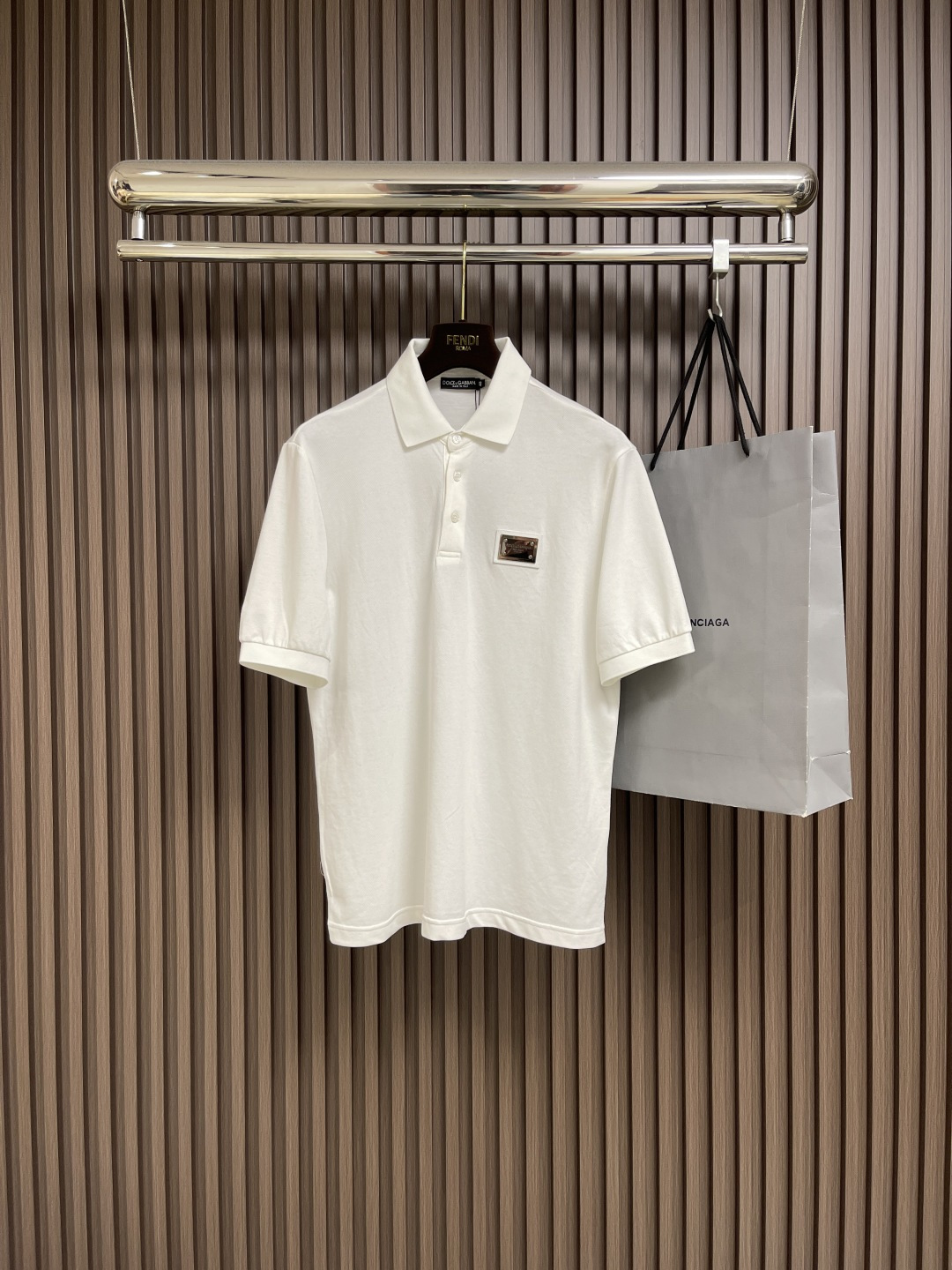 NO:475817,Dolce&Gabbana 2025SS spring and summer new short-sleeved Polo, DG logo hardware, imported top high-density mercerized beads, extremely skin-friendly and comfortable. It feels very delicate to touch, has a good texture, is cool and breathable. It is a very good overall style, and it is completely fine to wear inside alone. Size 44-46-48-50-52-54 M-4XL,,Dolce&Gabbana,T-shirt,alexander wang19860909Dolce&Gabbana 2025SS春夏新品短袖Polo,DG标识logo五金,进口顶极高密度丝光珠地,极为亲肤舒适 摸上去非常的细腻,质感很好,凉爽透气,整体非常不错的一款,内搭单穿都完全没问题.尺码44-46-48-50-52-54 M-4XL,,Dolce&Gabbana,T-shirt,alexander wang,Men's clothing