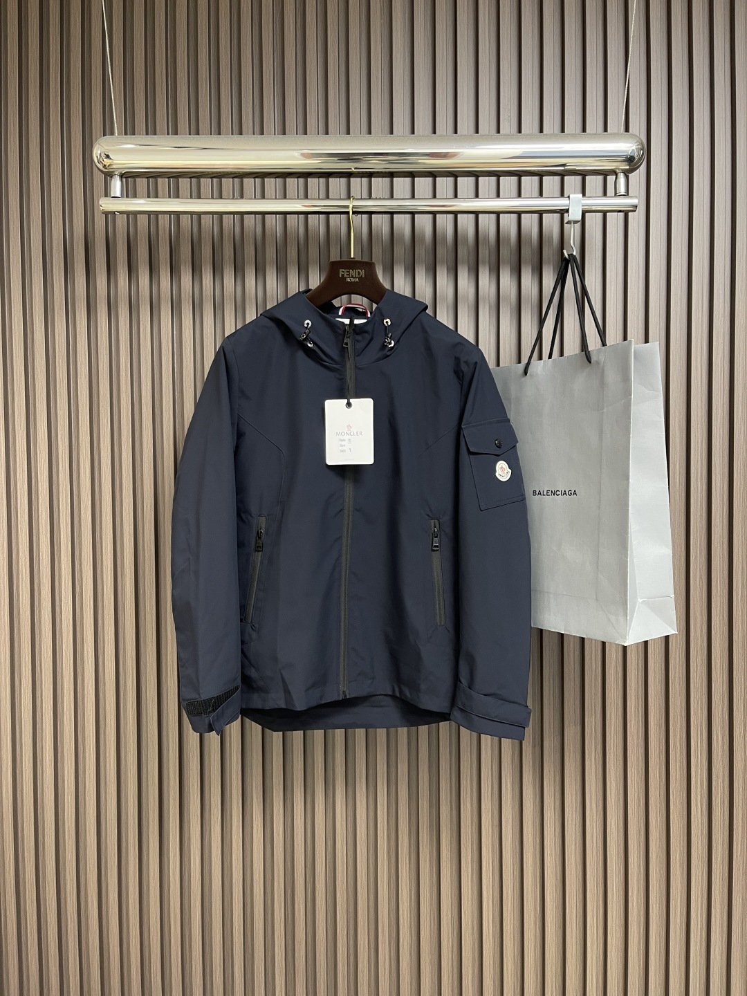 NO:478866,Moncler 2025SS early spring new hooded casual jacket jacket, both business and casual!  The fabric is made of polyester fiber windproof and waterproof fabric, with inner polyester fiber lining. The left-hand brand shows the luxury of the brand, exquisite and exquisite craftsmanship, waterproof and breathable, soft and delicate.  And stylish, customized hardware, special mold opening customization of slider, very neat wiring, size M-3XL, jackets & coats, jackets & coats, hats, alexander wang19860909Moncler 2025SS早春新款连帽休闲夹克外套,商务休闲两不误！面料采用聚酯纤维防风防水面料,内里聚酯纤维内衬,左手品牌彰显品牌奢华,工艺精湛考究,防水透气,柔软细腻．且有型,定做五金,拉头特殊开模定制,做工方面走线,非常工整,尺码M-3XL,,jackets & coats,jackets & coats,hats,alexander wang,Men's clothing