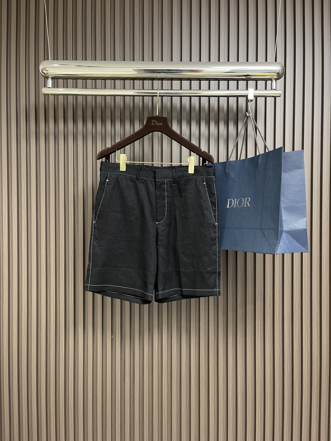 NO:475857,Prada contrasting bright line triangular tooling shorts, fixed woven 10*10 high-density twill reactive black linen fabric, bright line triangular logo embellishment, matched with Seee bright line triangular edging to add visual atmosphere. The triangle mark adopts infrared positioning, more accurate positioning, firm and solid. Small template machine (circle drawing machine) positioning the sewing, the fabric is fermented and washed and soft, making the upper body more comfortable. Size S-XL, prada, shorts, alexander wang19860909Prada 撞色明线三角标工装短裤,定织10*10高密斜纹活性黑亚麻面料,明线三角形徽标点缀,搭配Seee 明线镶边,增添视觉氛围感.三角标采用红外线定位,位置更为准确,牢固结实.小型模板机（画圆机）定位车缝,面料都经酵洗加软,上身更为舒适.尺码S-XL,,prada,shorts,alexander wang,Men's clothing